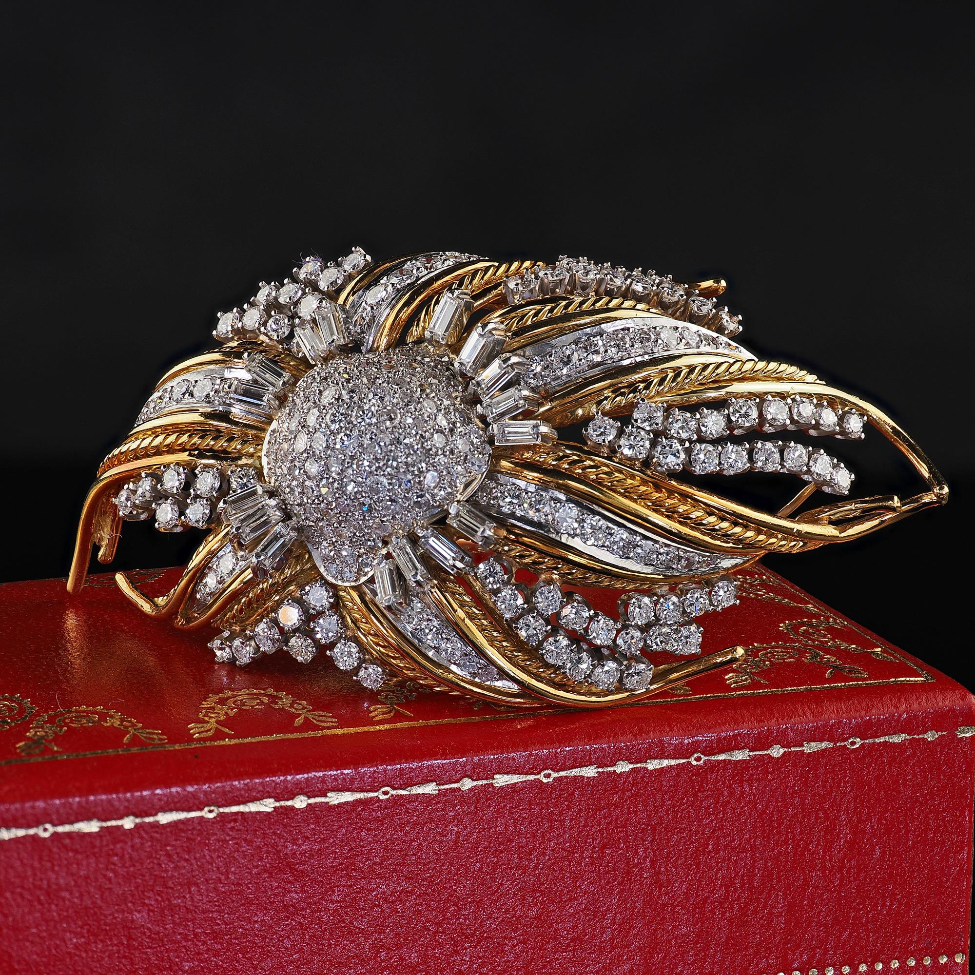 Precioso broche vintage retro de oro amarillo de 14 quilates y diamantes de platino con forma de flor. Este increíble broche vintage retro de diamantes está elaborado en oro amarillo de 14 quilates y platino. Este alfiler presenta una magnífica