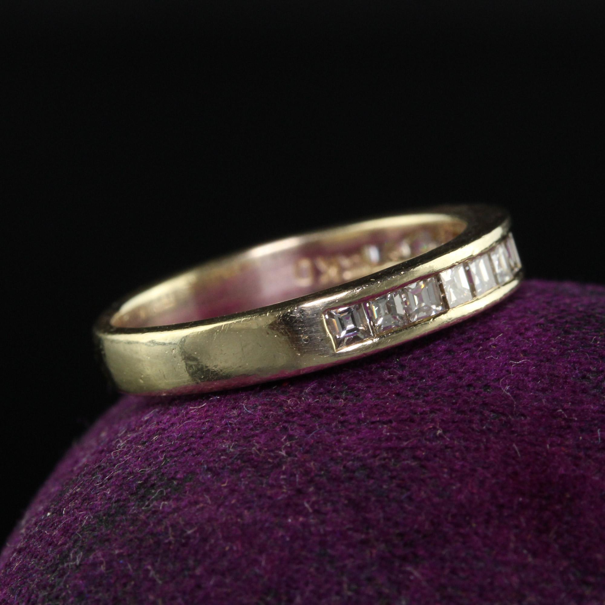 Vintage Retro 14K Yellow Gold Carre Cut Diamond Wedding Band - Size 5 In Good Condition For Sale In Great Neck, NY