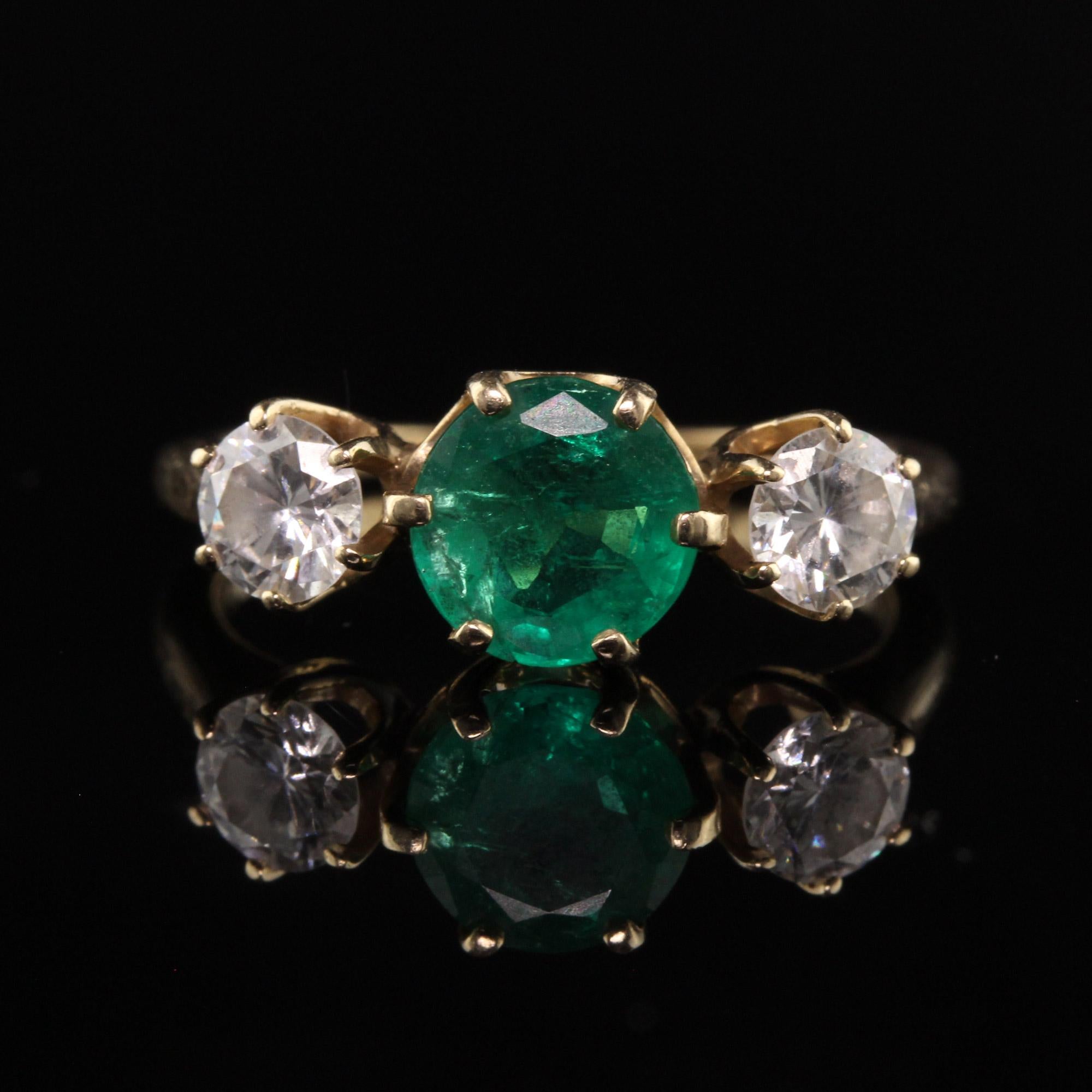 Vintage Retro 14 Karat Gelbgold Smaragd und Diamant Dreistein-Ring im Zustand „Gut“ im Angebot in Great Neck, NY