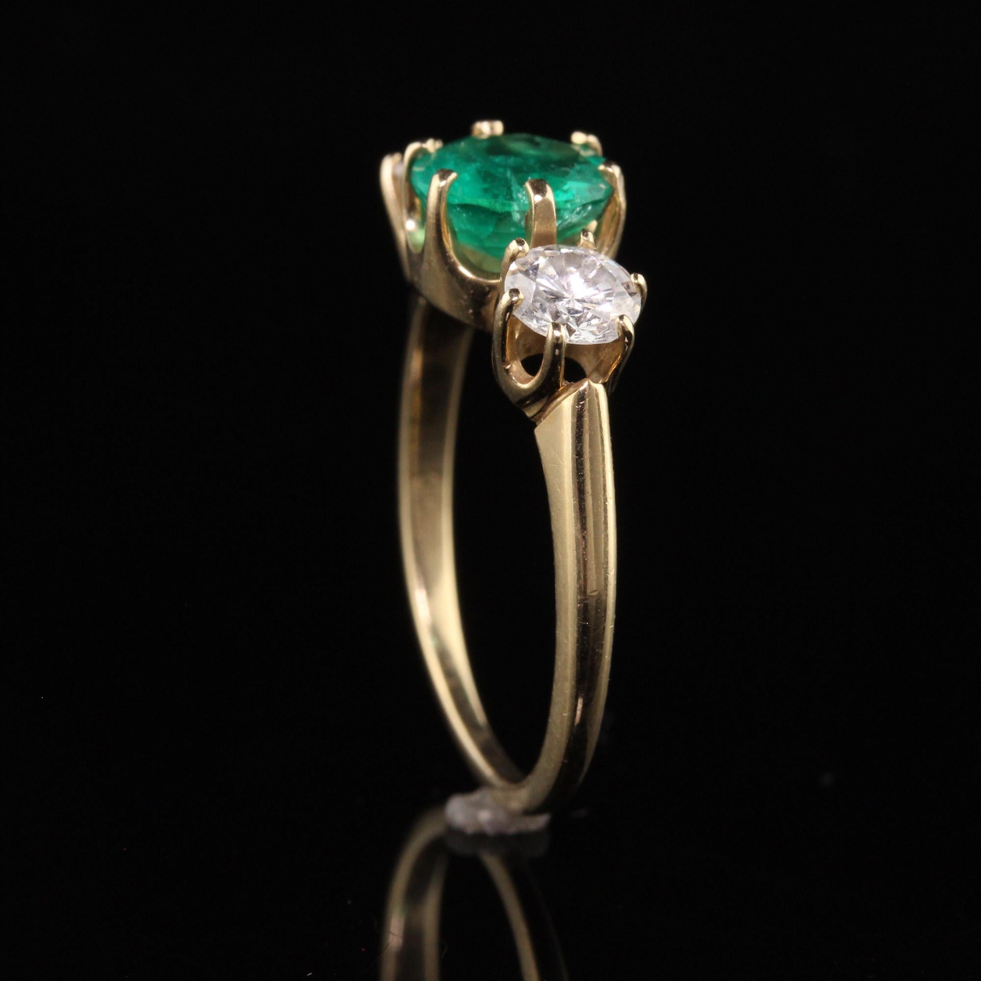 Vintage Retro 14 Karat Gelbgold Smaragd und Diamant Dreistein-Ring im Angebot 1