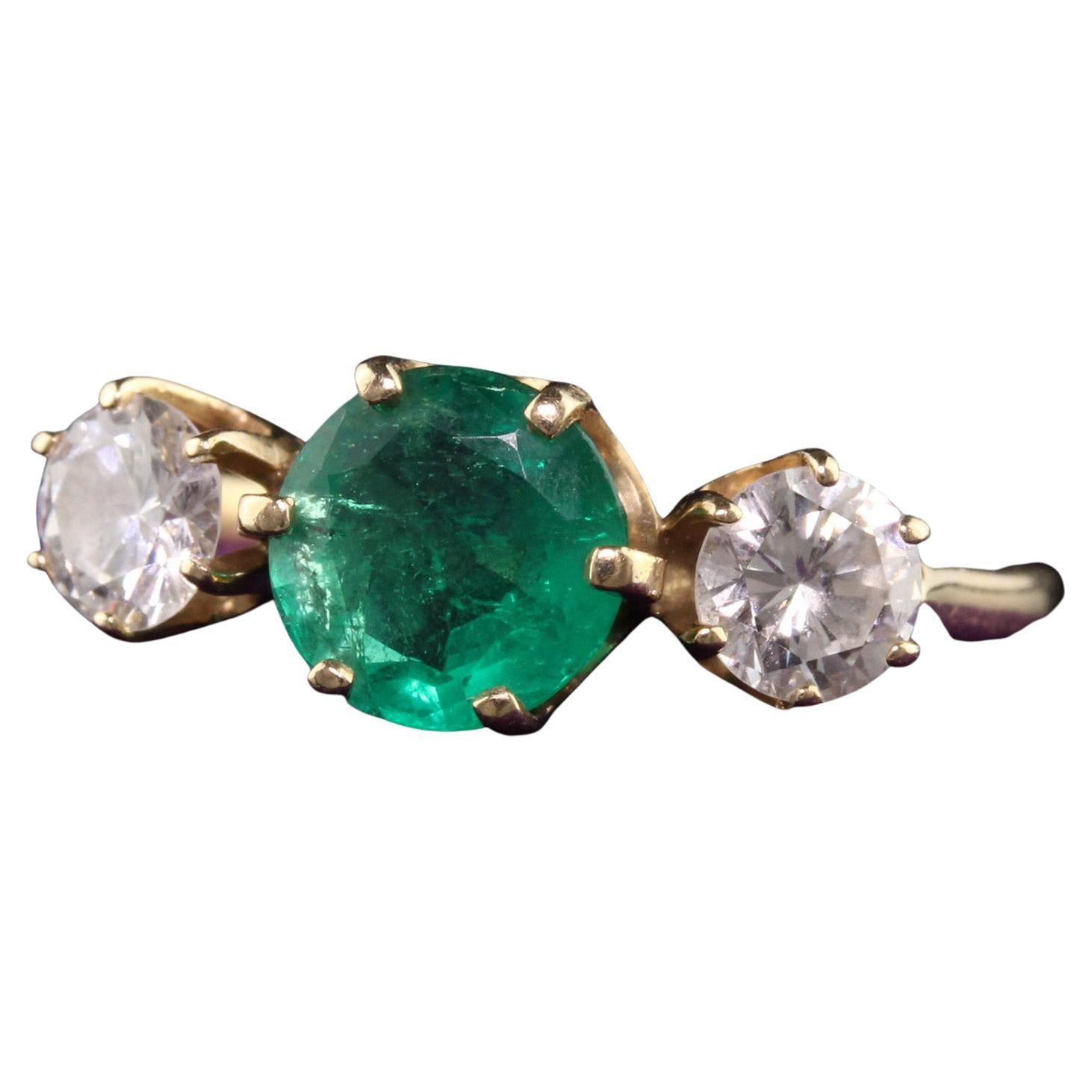 Vintage Retro 14 Karat Gelbgold Smaragd und Diamant Dreistein-Ring im Angebot