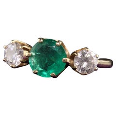 Anello vintage retrò in oro giallo 14K con smeraldo e diamante a tre pietre
