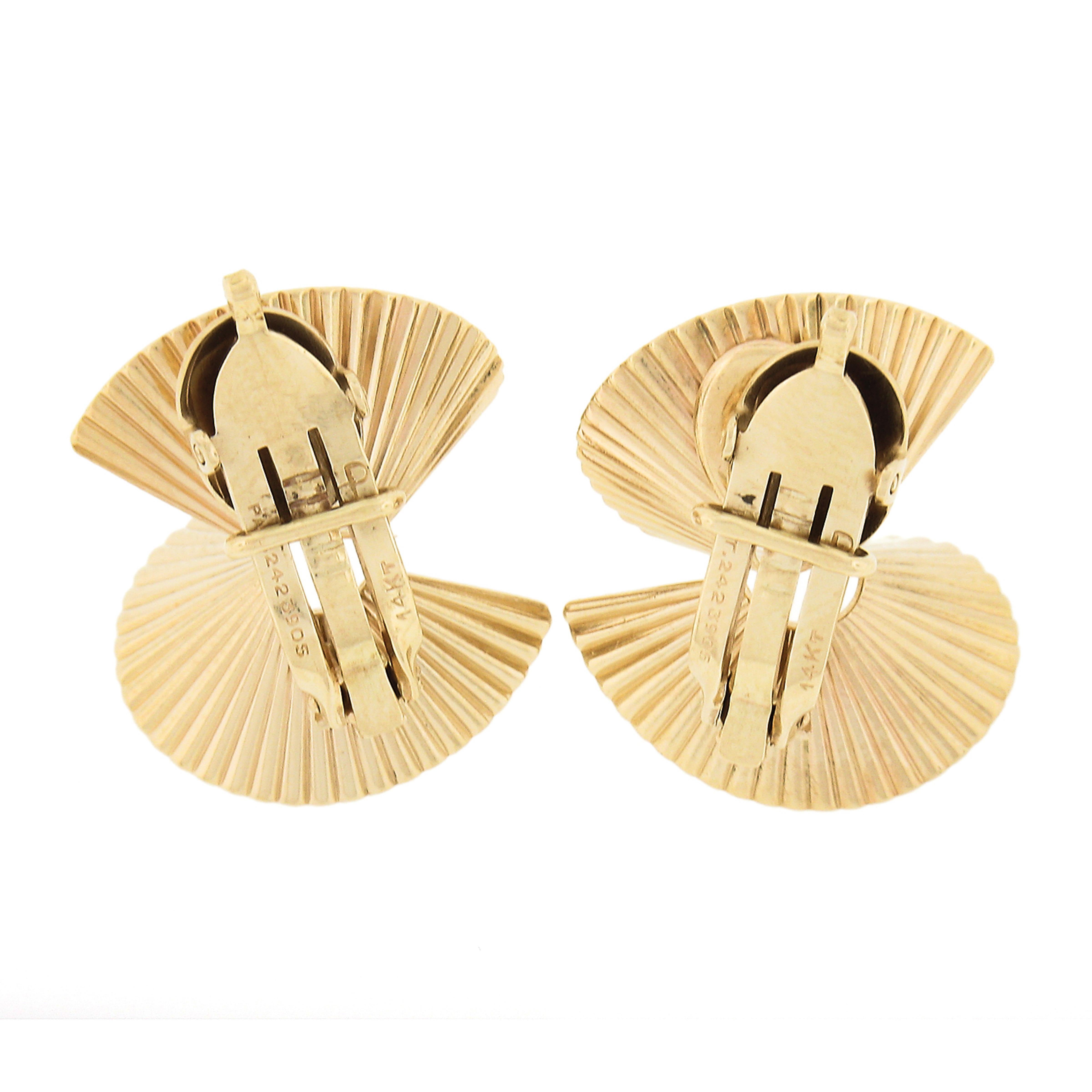 Vintage Retro 14K Yellow Gold Polished Grooved Fluted Twisted Clip On Earrings In Good Condition For Sale In Montclair, NJ