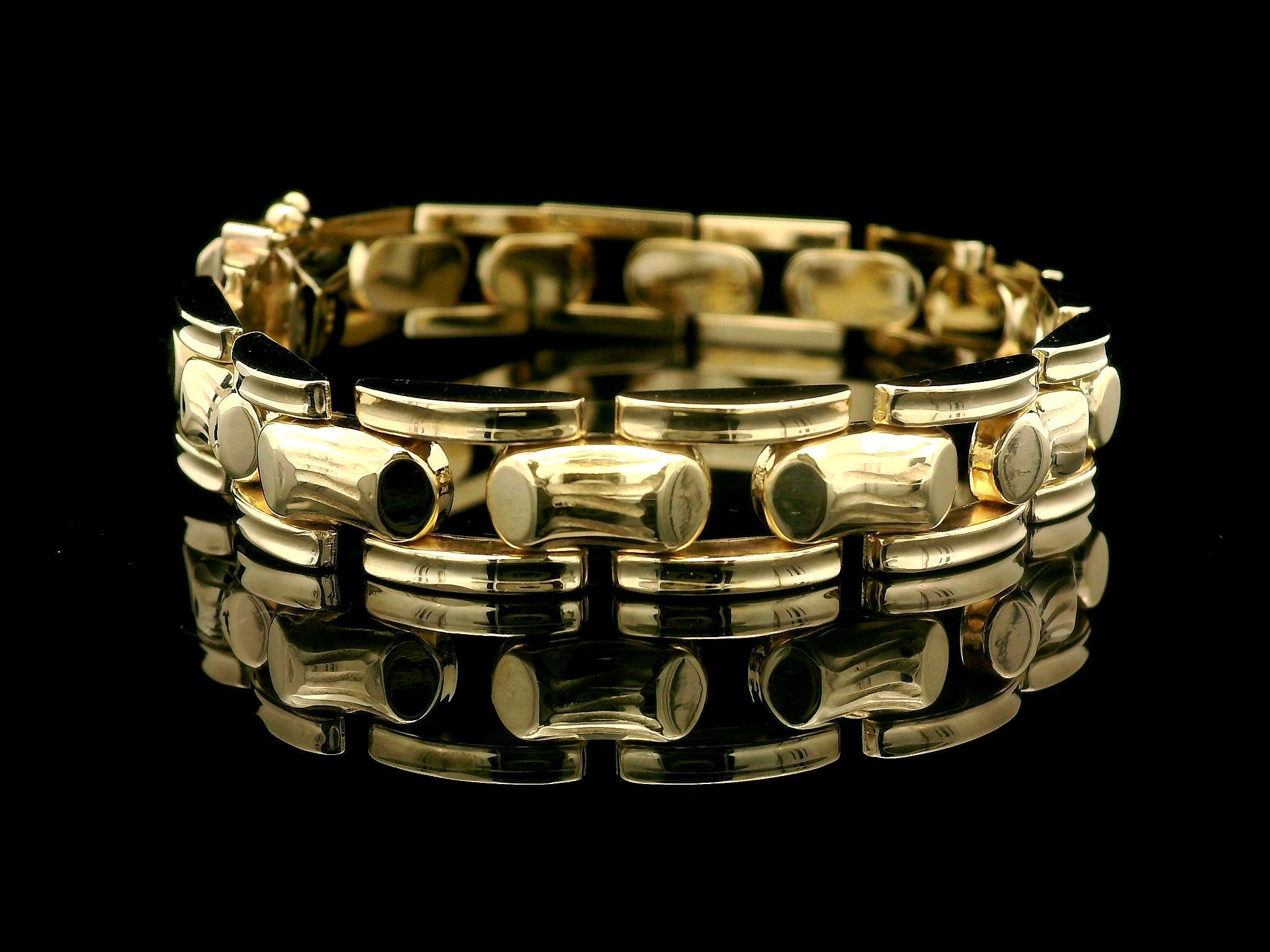 Matériau :  Or jaune 14k - Design/One
Poids : 22,1 grammes
Longueur : S'adapte confortablement à un poignet de 7,5