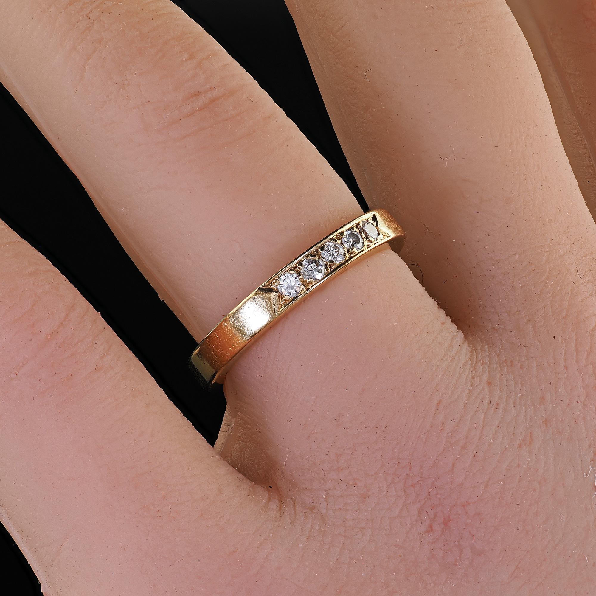 Vintage Retro 14K Yellow Gold Round Cut Diamond Wedding Band Ring - Size 7 For Sale 6