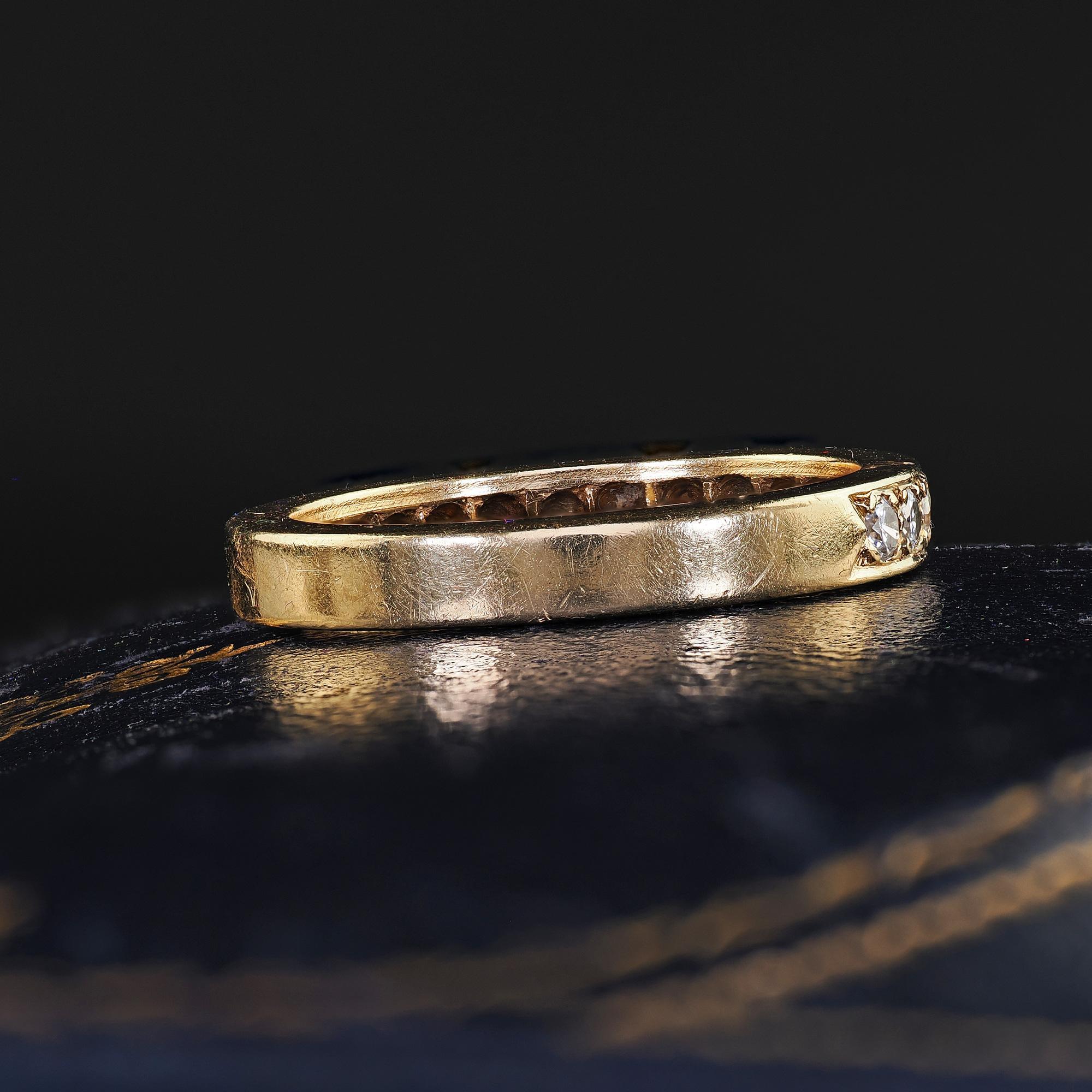 Women's Vintage Retro 14K Yellow Gold Round Cut Diamond Wedding Band Ring - Size 7 For Sale