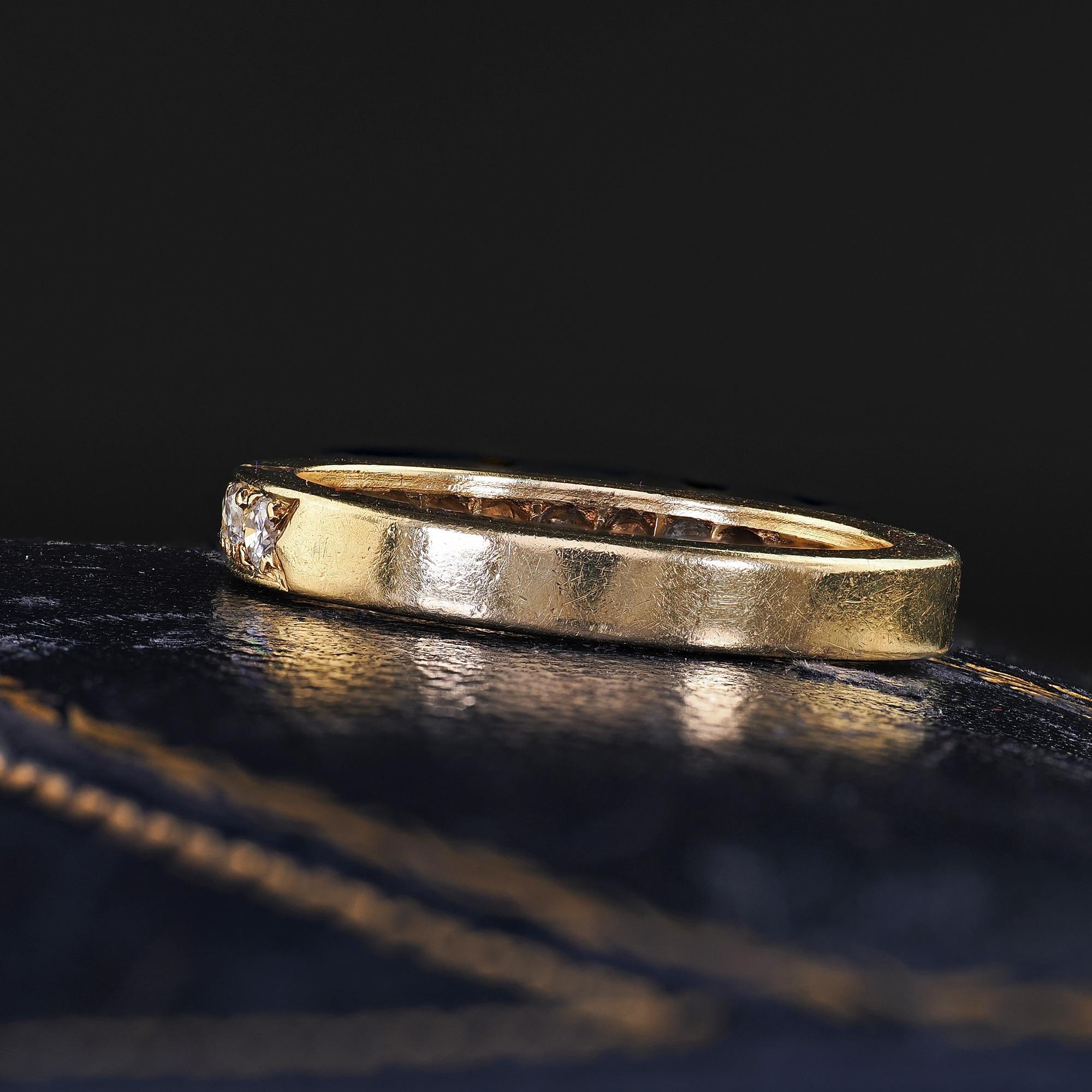 Vintage Retro 14K Yellow Gold Round Cut Diamond Wedding Band Ring - Size 7 For Sale 1