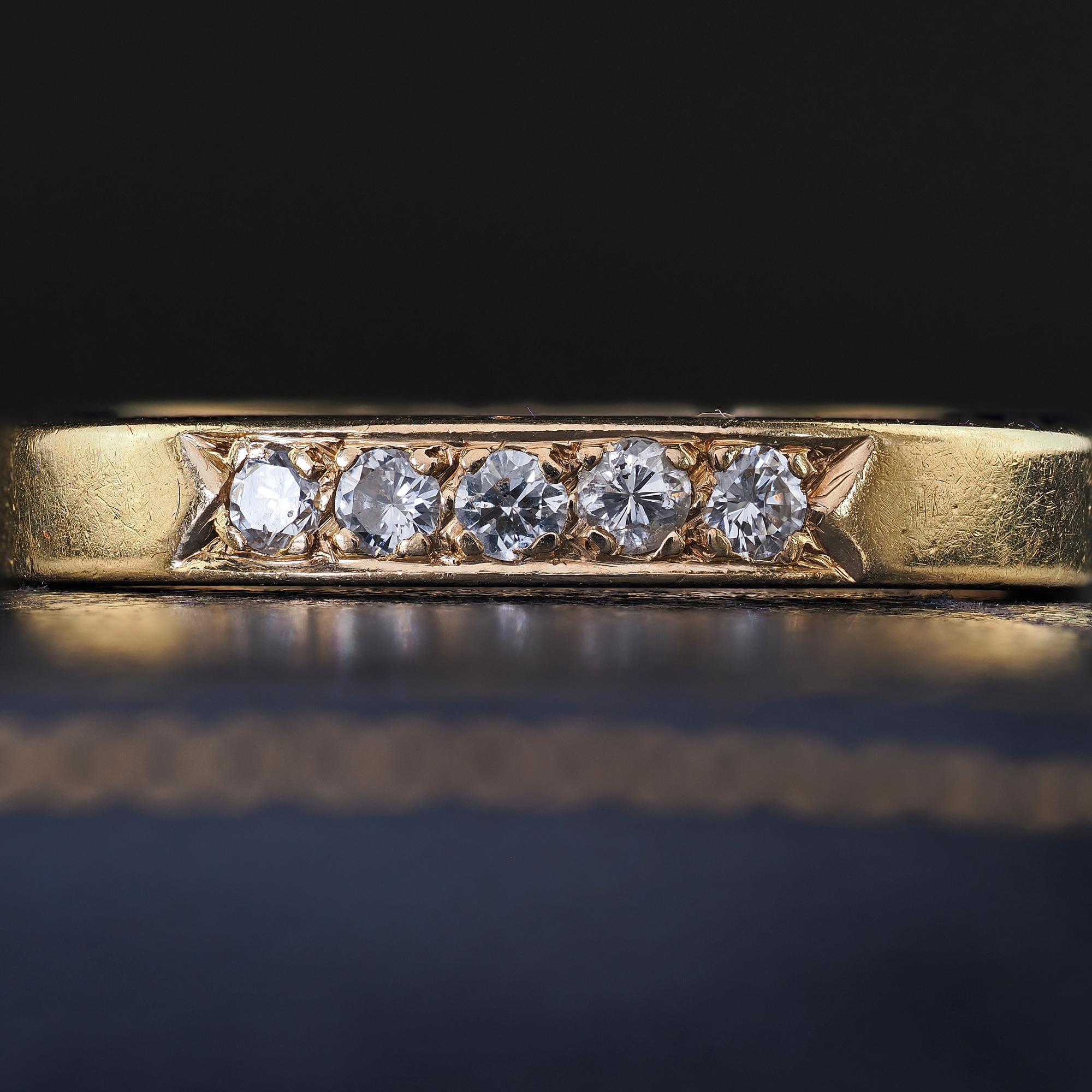 Vintage Retro 14K Yellow Gold Round Cut Diamond Wedding Band Ring - Size 7 For Sale 2
