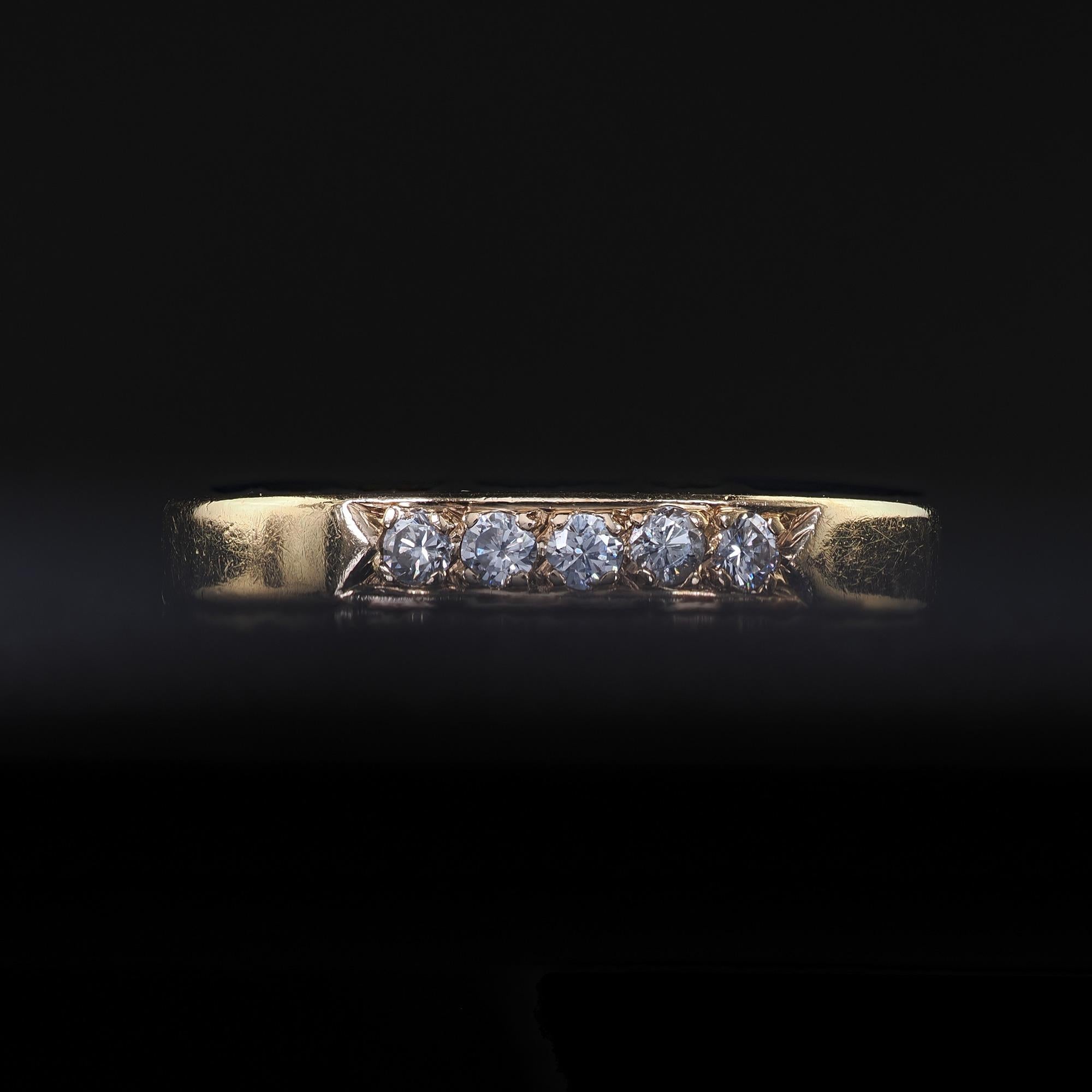 Vintage Retro 14K Yellow Gold Round Cut Diamond Wedding Band Ring - Size 7 For Sale 3