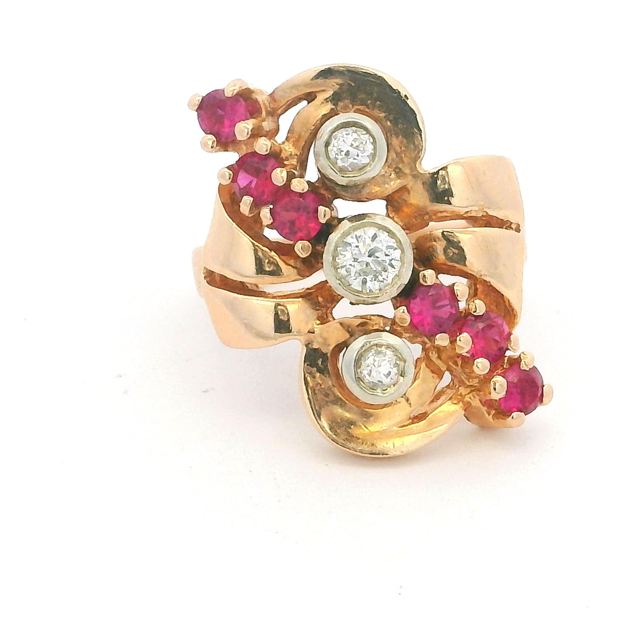 Vintage Retro Bague de cocktail en or jaune 14K avec rubis et diamants - Circa 1940 en vente 7