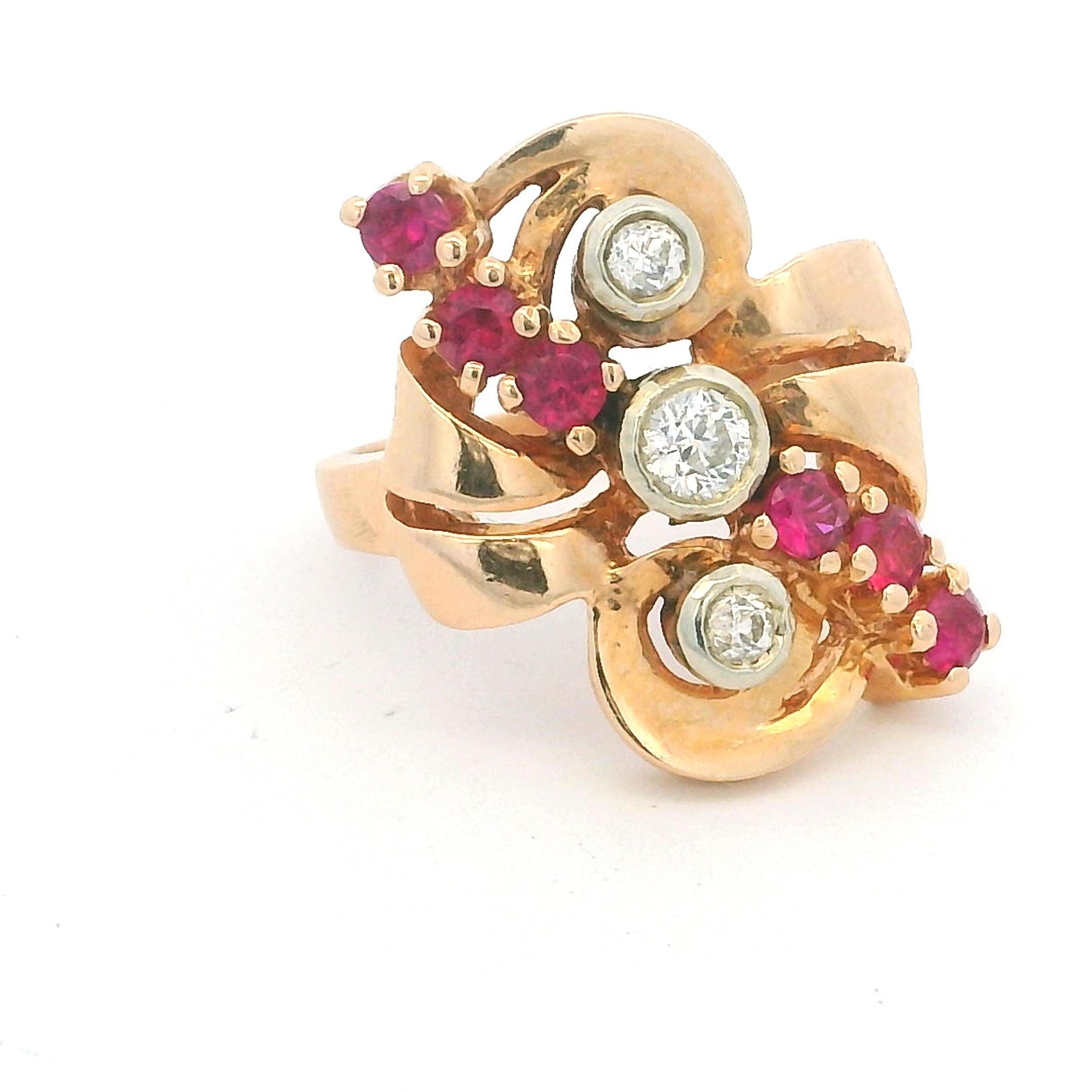 Vintage Retro Bague de cocktail en or jaune 14K avec rubis et diamants - Circa 1940 en vente 8