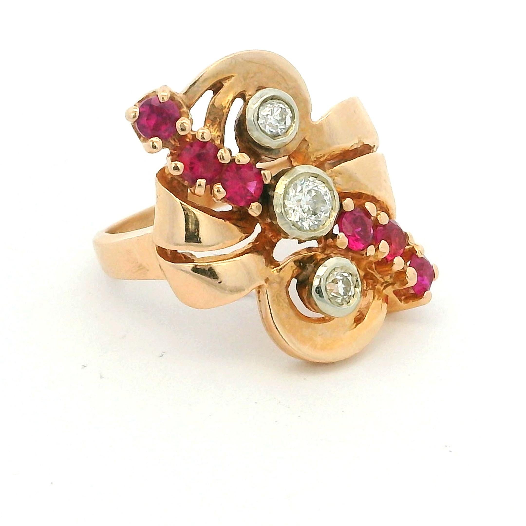 Vintage Retro Bague de cocktail en or jaune 14K avec rubis et diamants - Circa 1940 en vente 9