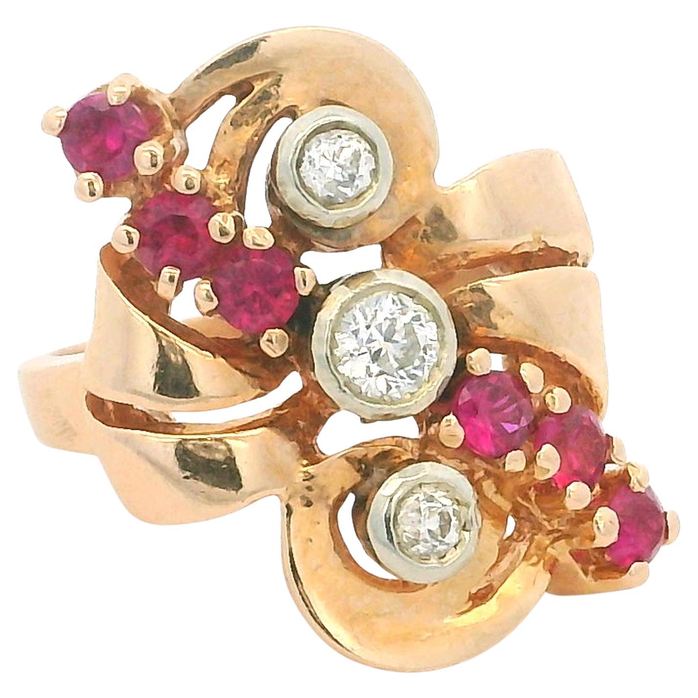 Cette bague de cocktail vintage, réalisée en or jaune 14 carats (poinçonné), est un bel exemple de design de l'époque rétro des années 1940. Le motif sculptural du ruban est serti de trois diamants ronds brillants étincelants totalisant environ 0,50