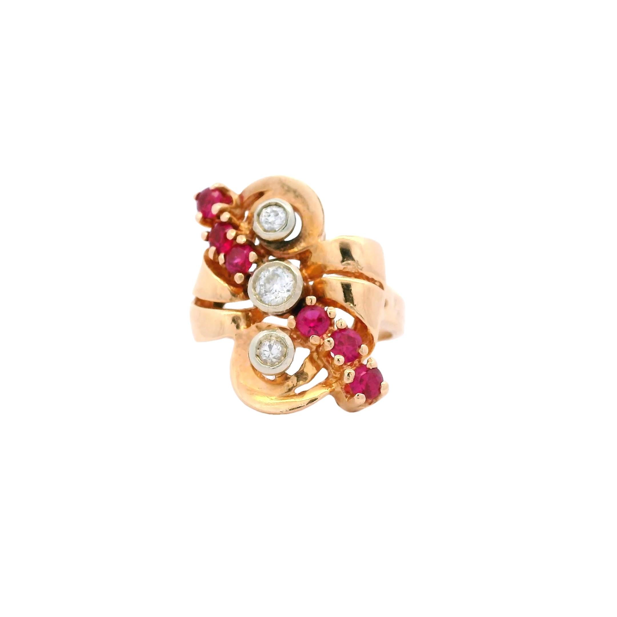 Rétro Vintage Retro Bague de cocktail en or jaune 14K avec rubis et diamants - Circa 1940 en vente