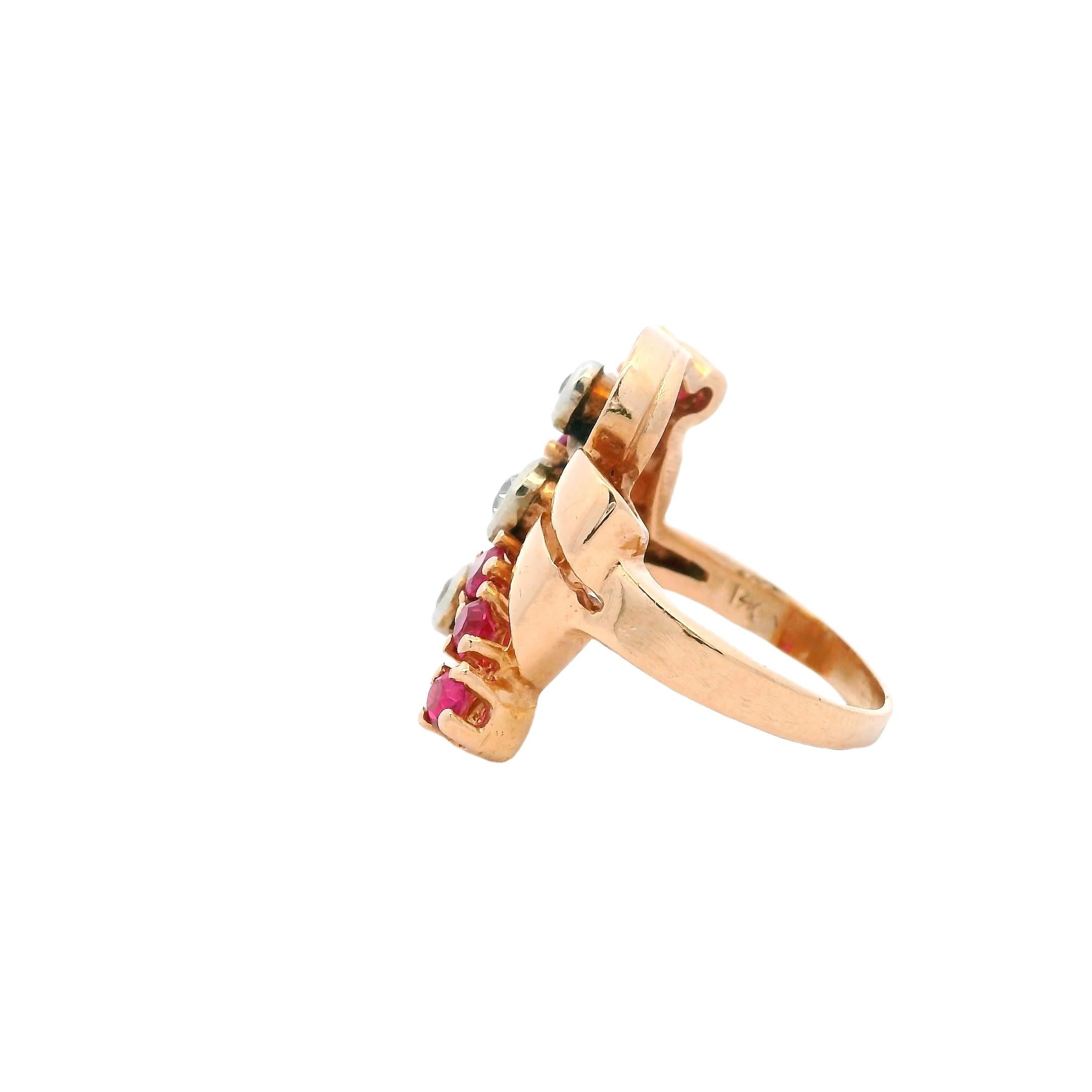 Taille ronde Vintage Retro Bague de cocktail en or jaune 14K avec rubis et diamants - Circa 1940 en vente