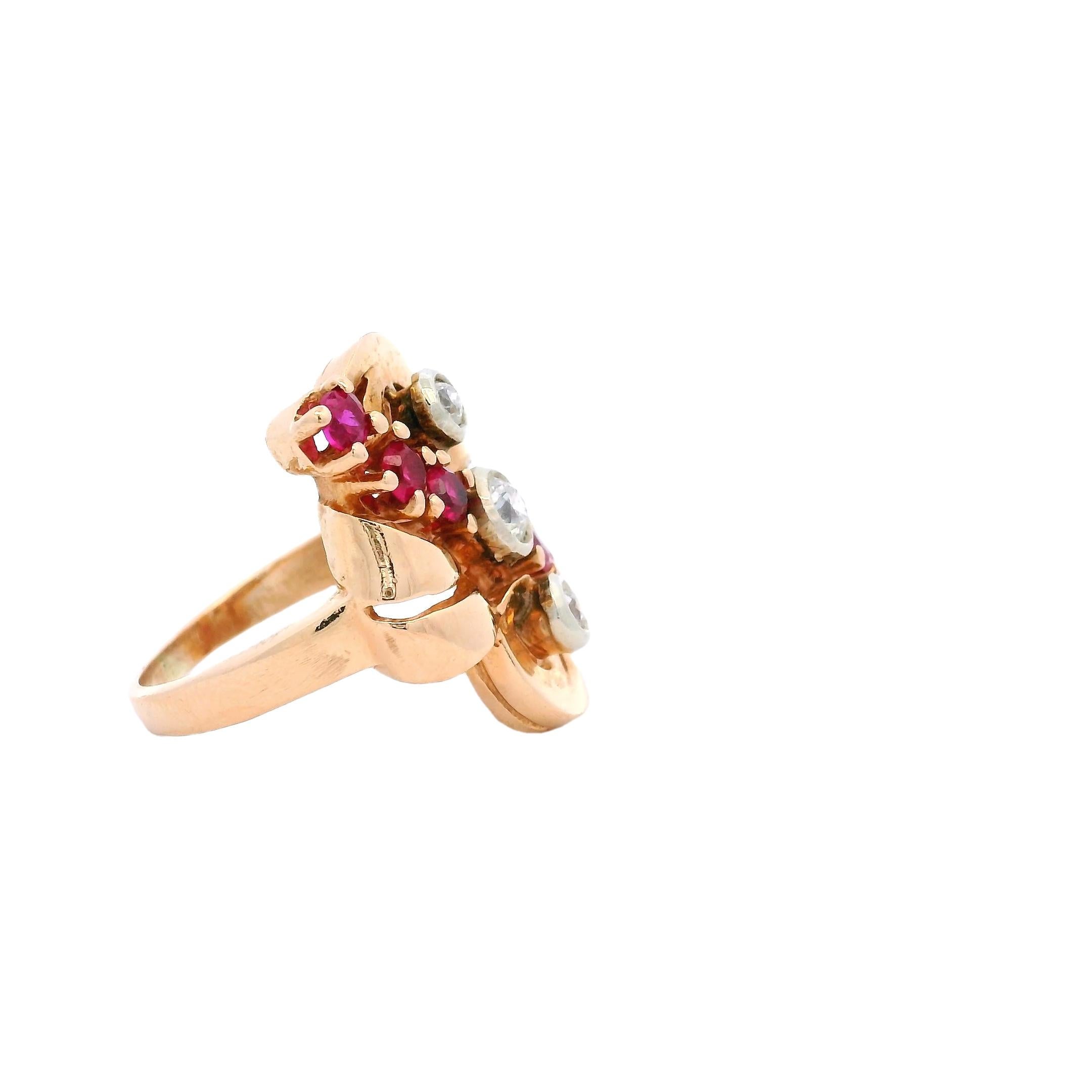 Vintage Retro Bague de cocktail en or jaune 14K avec rubis et diamants - Circa 1940 Pour femmes en vente