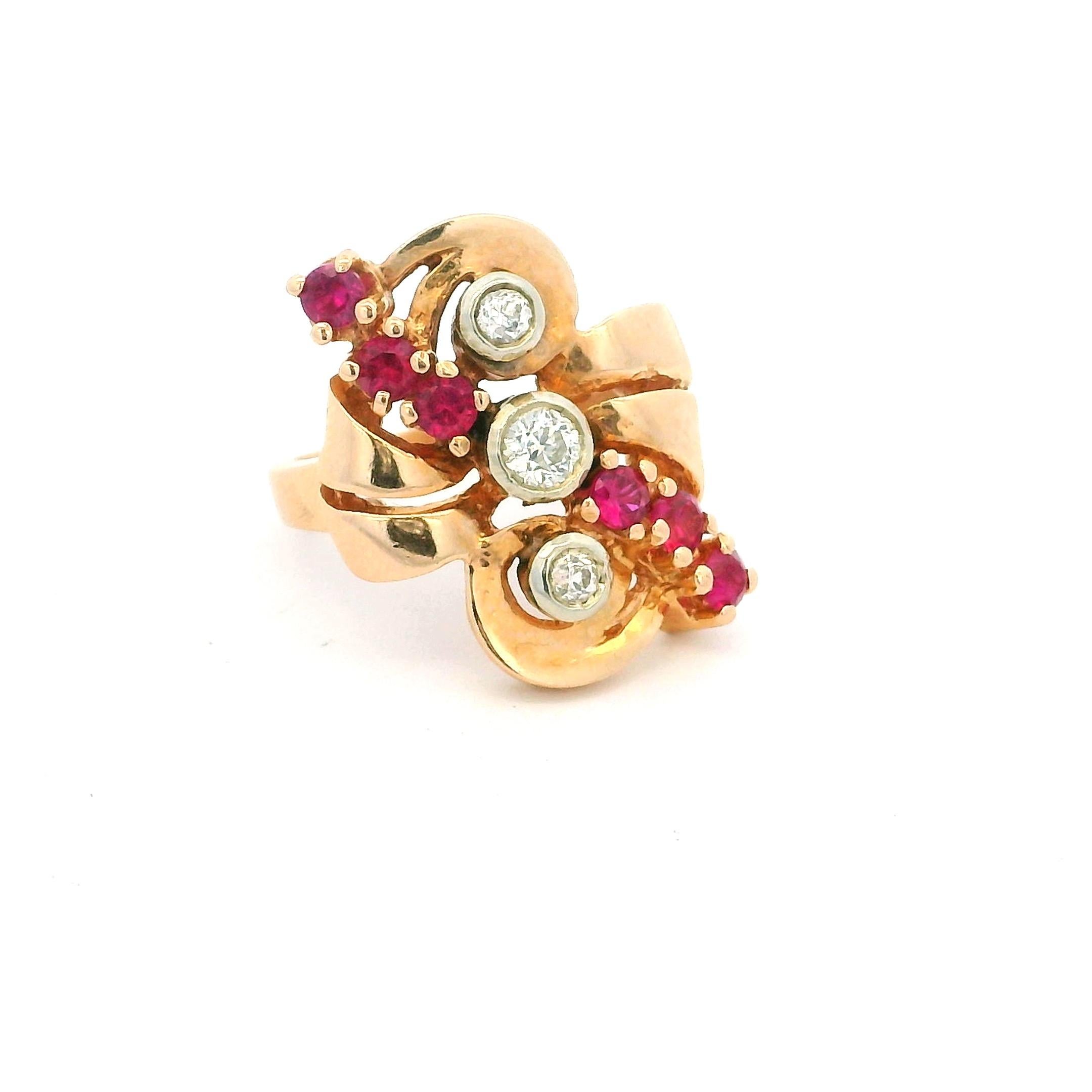 Vintage Retro Bague de cocktail en or jaune 14K avec rubis et diamants - Circa 1940 en vente 1