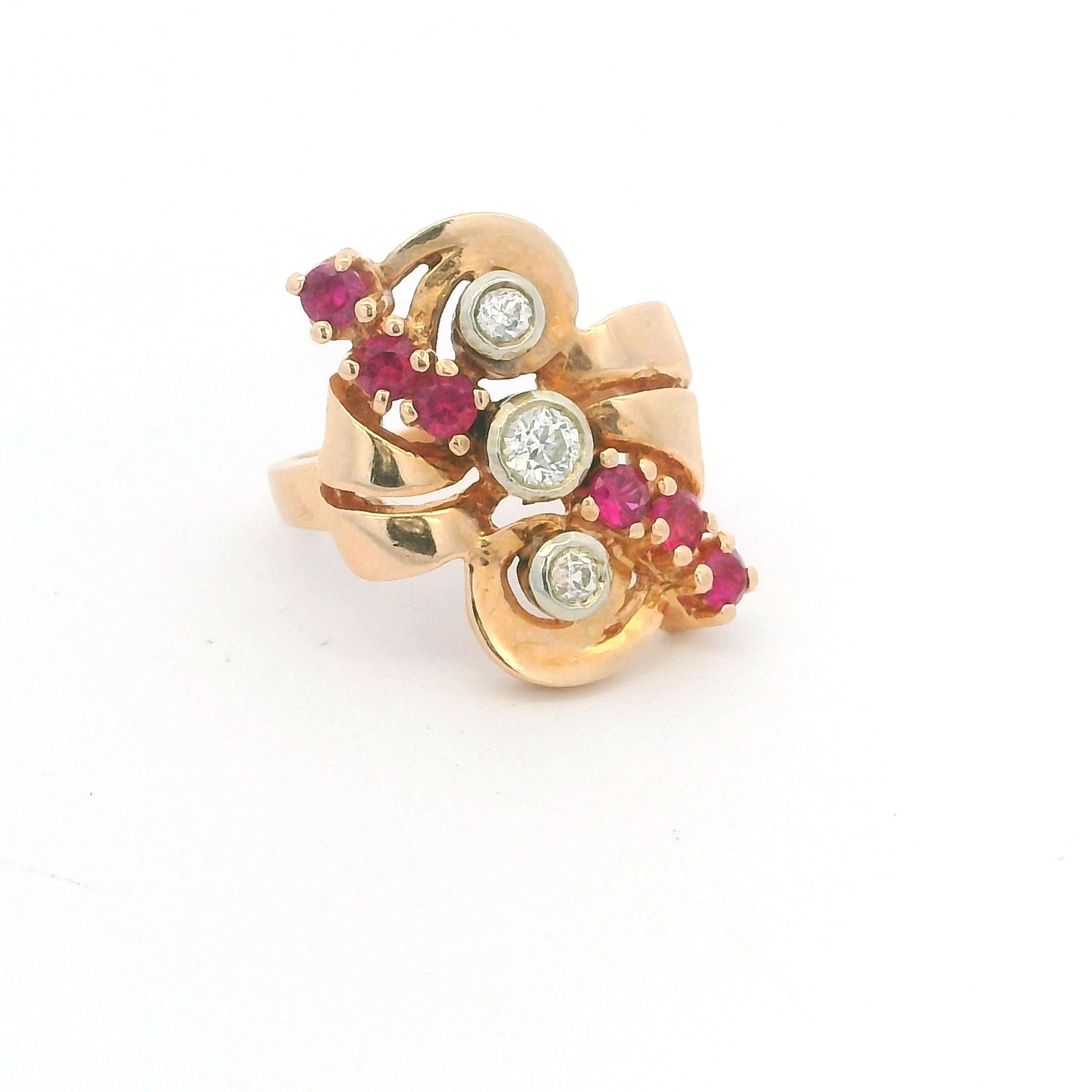 Vintage Retro Bague de cocktail en or jaune 14K avec rubis et diamants - Circa 1940 en vente 2