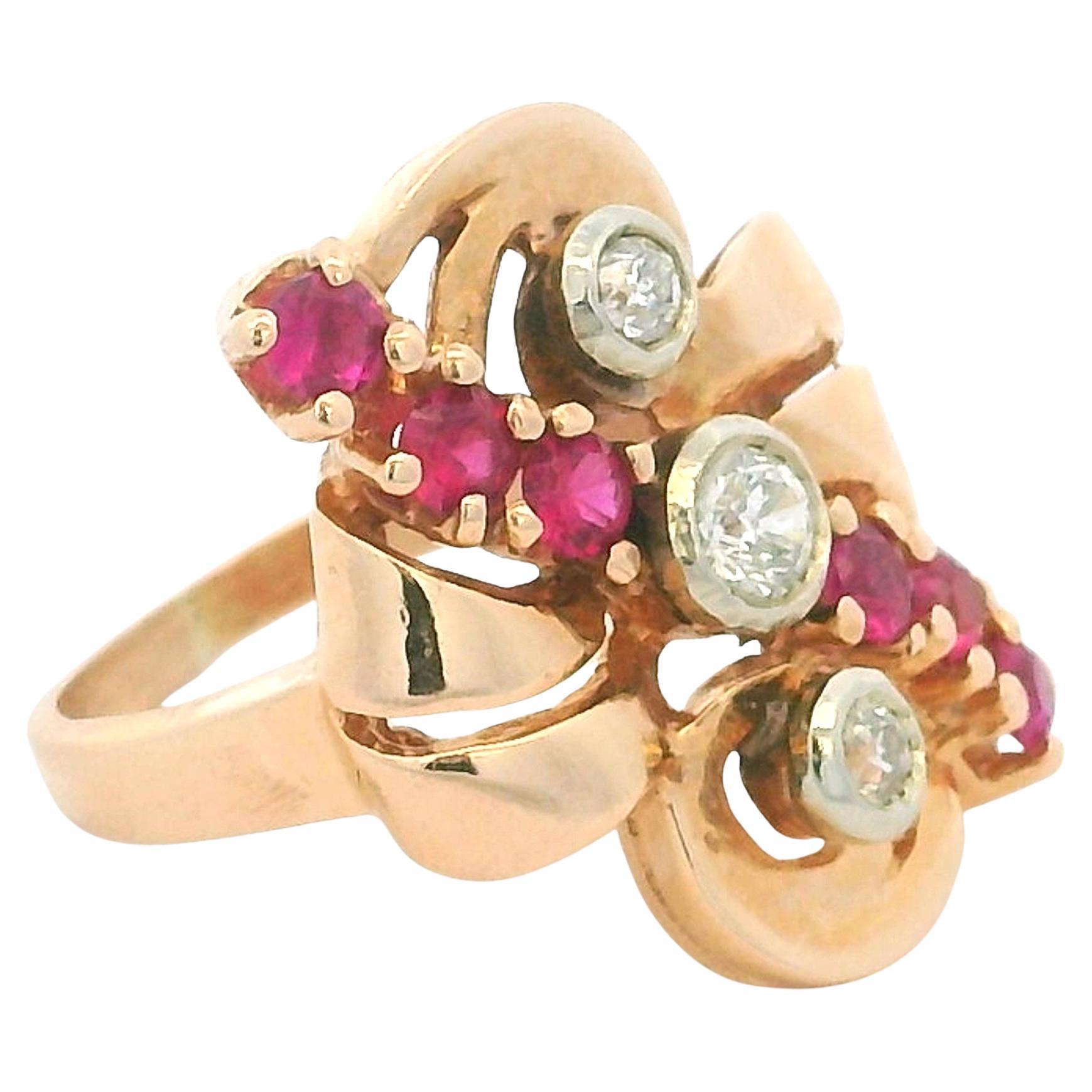 Vintage Retro Bague de cocktail en or jaune 14K avec rubis et diamants - Circa 1940 en vente