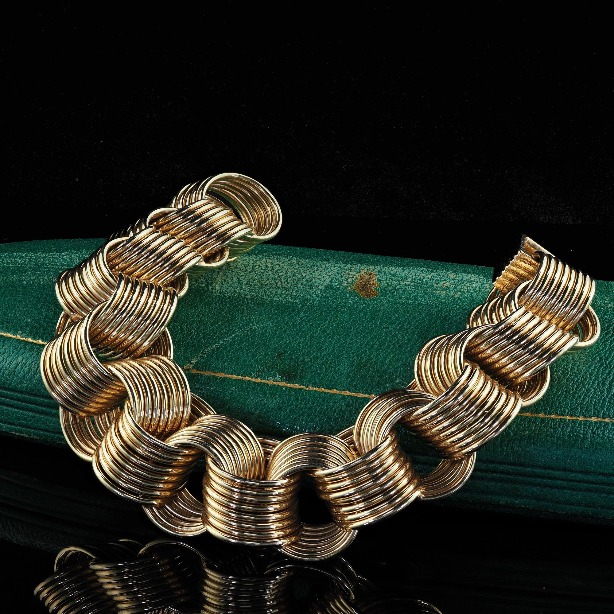 Schöne Vintage Retro 14K Gelbgold Wide Wire Weave Armband - 7 3/4 Zoll. Dieses wunderschöne Retro-Drahtgeflecht-Armband ist aus 14k Gelbgold gefertigt. Das Armband weist ein wunderschönes Muster aus Drähten auf, die wie ein Knoten über das gesamte