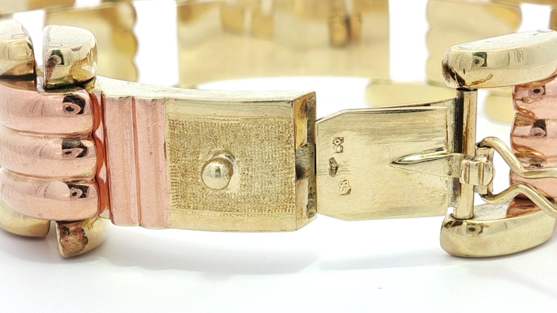 MATERIAL : Or jaune 14k massif avec accents d'or rose
Poids : 26.9 grammes
Type de chaîne : Maillon ouvert géométrique gradué
Longueur de la chaîne : Mesure 7,25 sur une règle - Convient à un poignet de 7,25 pouces (diamètre intérieur)
Largeur de la