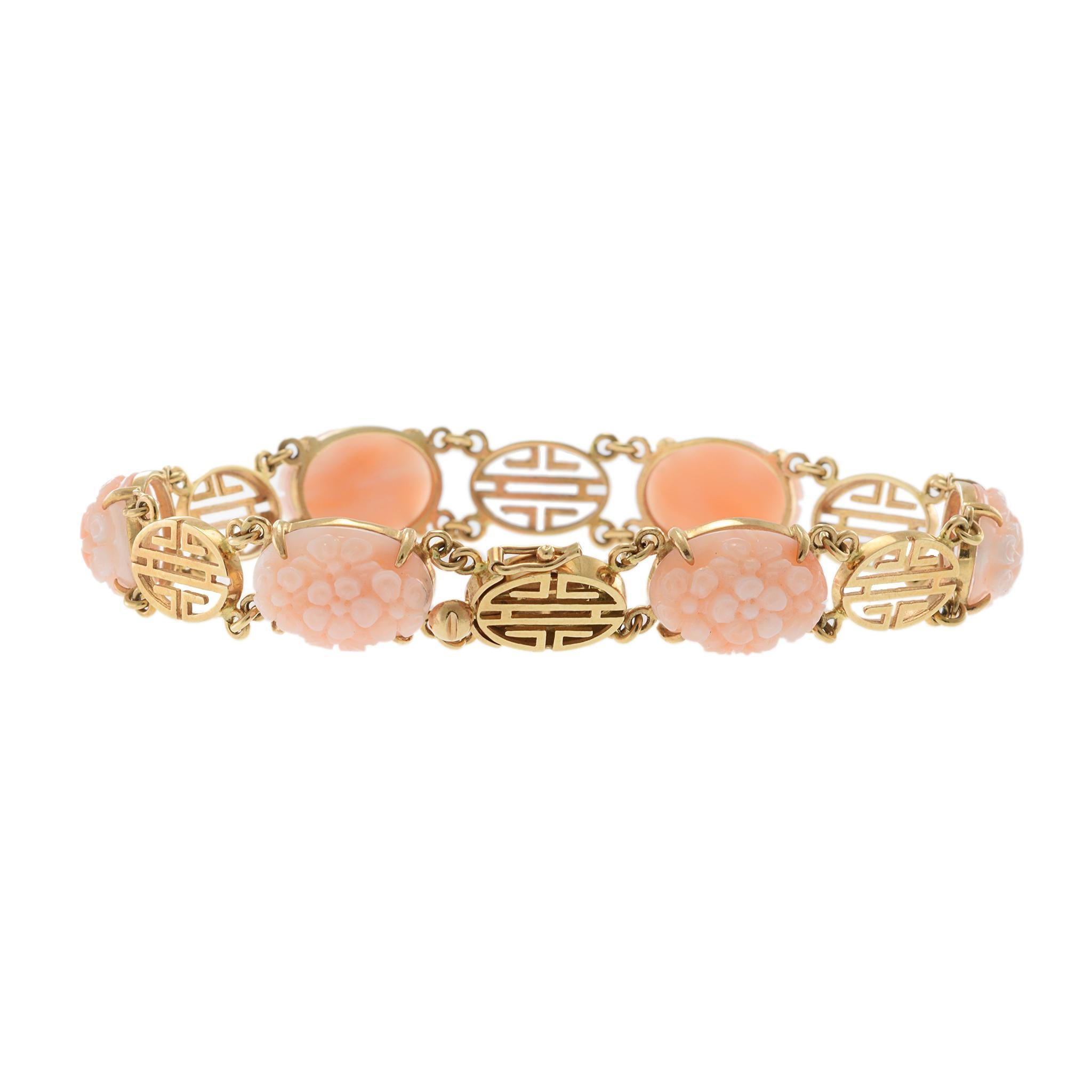 Dieses Armband ist aus 14-karätigem Gelbgold gefertigt und mit exquisiten Schnitzereien aus echten rosa Korallen versehen. Die filigranen Details der Koralle verleihen diesem Stück einen Hauch von Kunstfertigkeit und Eleganz, der es zu etwas