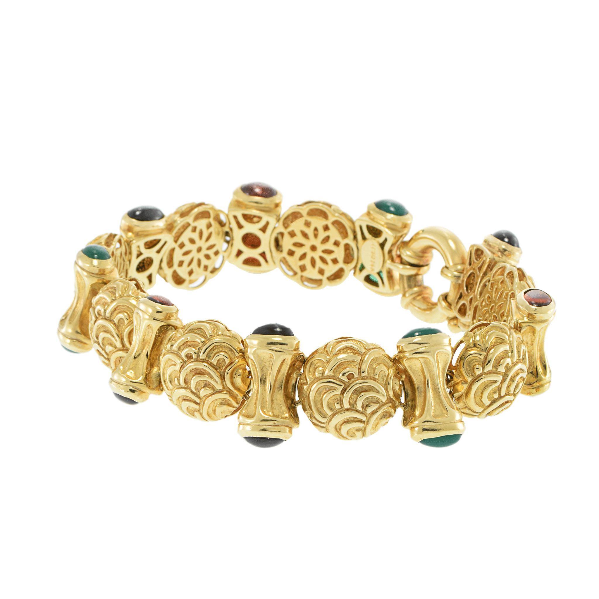 Retro 1970 Bracelet à maillons en or jaune 14K avec onyx, grenat et jade. Ce bracelet exquis est réalisé en or jaune 14k et présente des motifs ajourés complexes. Le bracelet est orné de cabochons d'onyx, de grenat et de jade polis, qui ajoutent une
