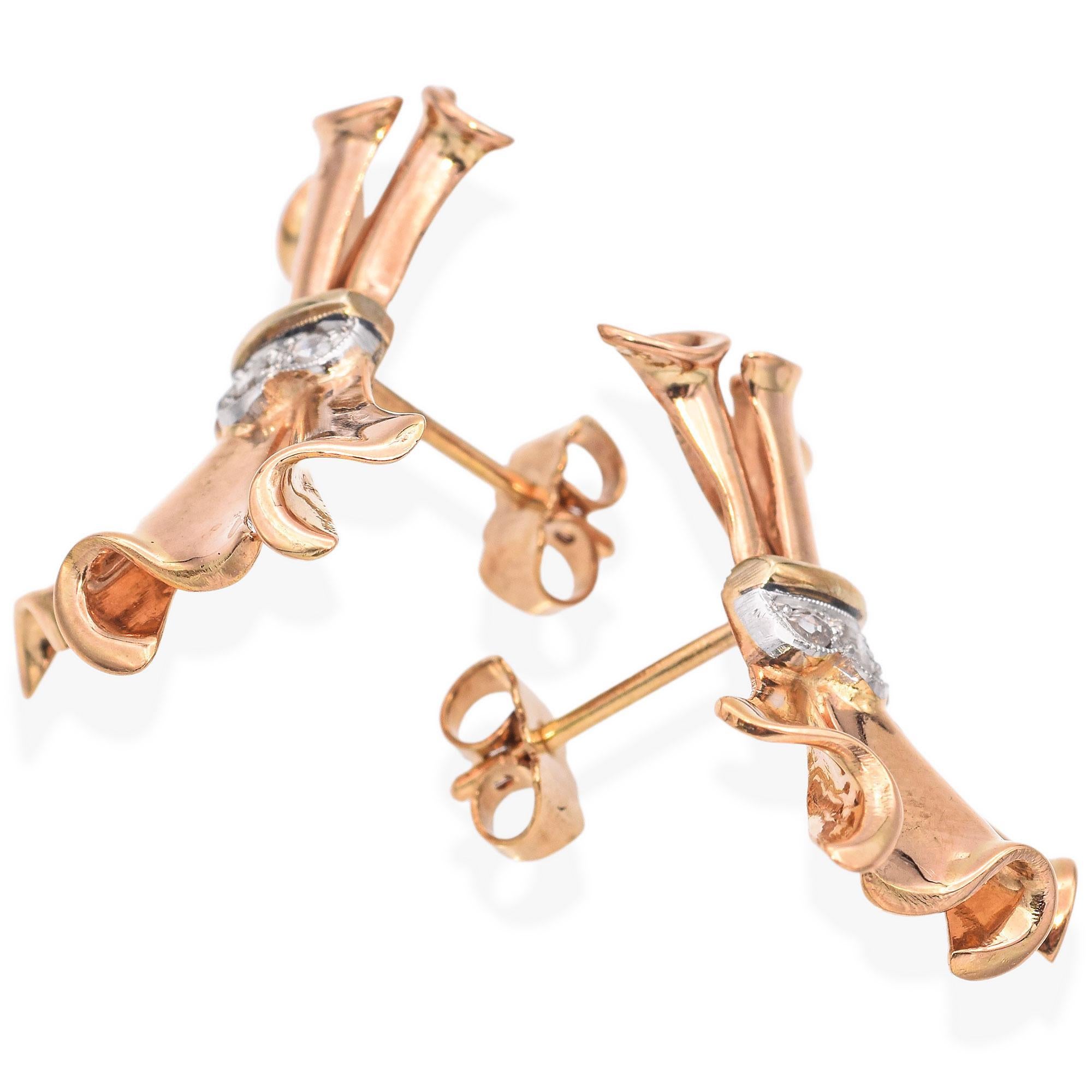 Ein Paar elegante goldene Ohrringe mit einem fließenden Bandmuster und komplizierten Details. Diese Ohrringe sind mit funkelnden Diamanten in der Mitte des Bandes geschmückt und zeichnen sich durch eine raffinierte Handwerkskunst aus. Das Gold ist