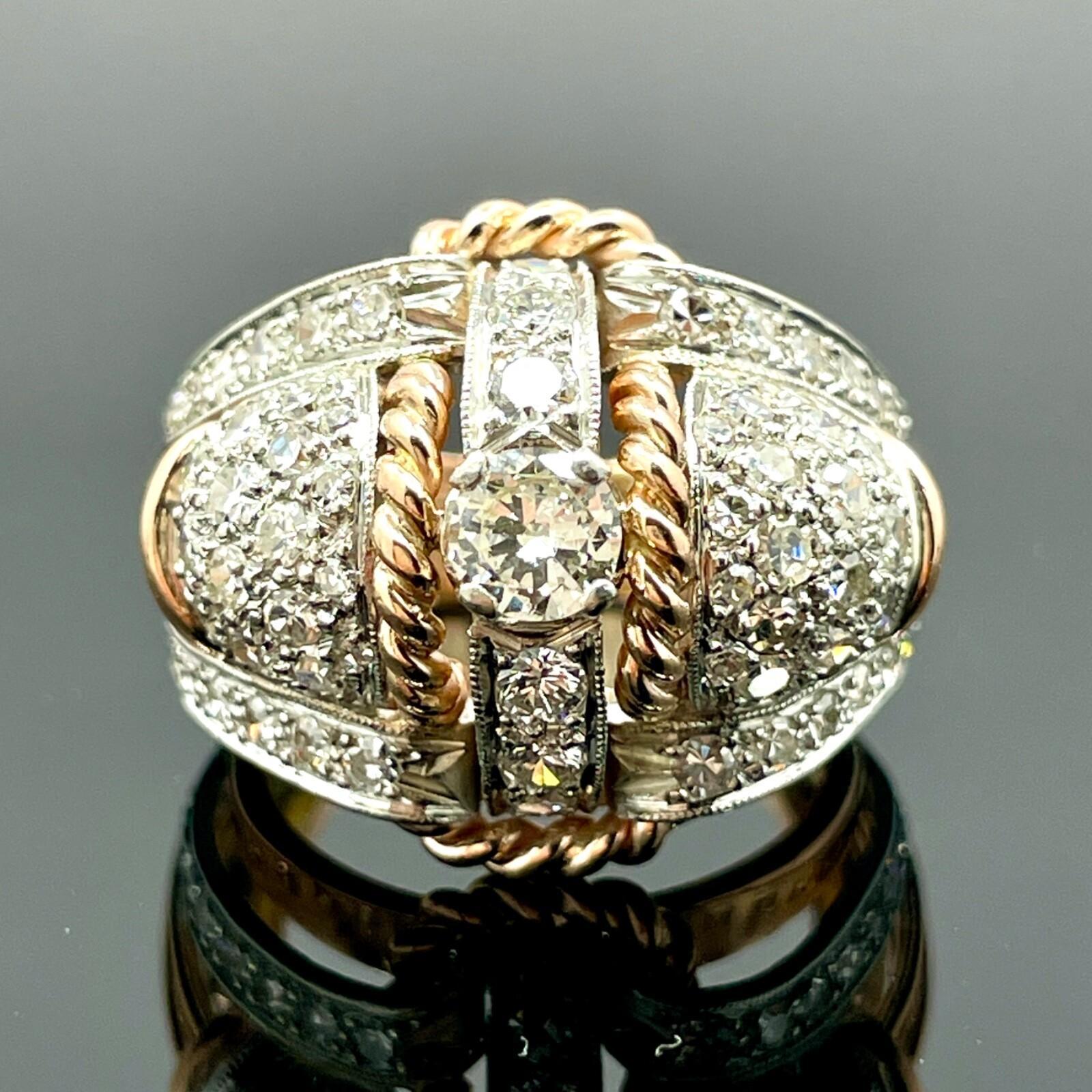 Un véritable coup de foudre. Grande bague rétro bombée, vers les années 1940.

Vintage 1940s Retro Bombe Ring in 18K Rose Gold & Platinum with 1.75ctw Diamonds

Exemple audacieux et glamour du design de l'ère rétro, cette bague bombe vintage des