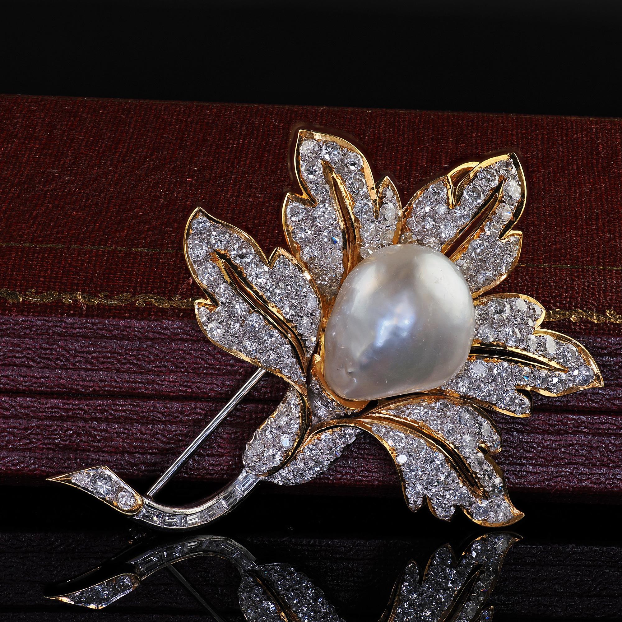 Bellissima spilla e ciondolo vintage retrò in oro 18 carati a due toni con diamanti e perle. Questa splendida spilla e ciondolo Vintage Retro con diamanti e perle è realizzata in oro giallo e bianco 18 carati. Questo splendido pezzo è caratterizzato