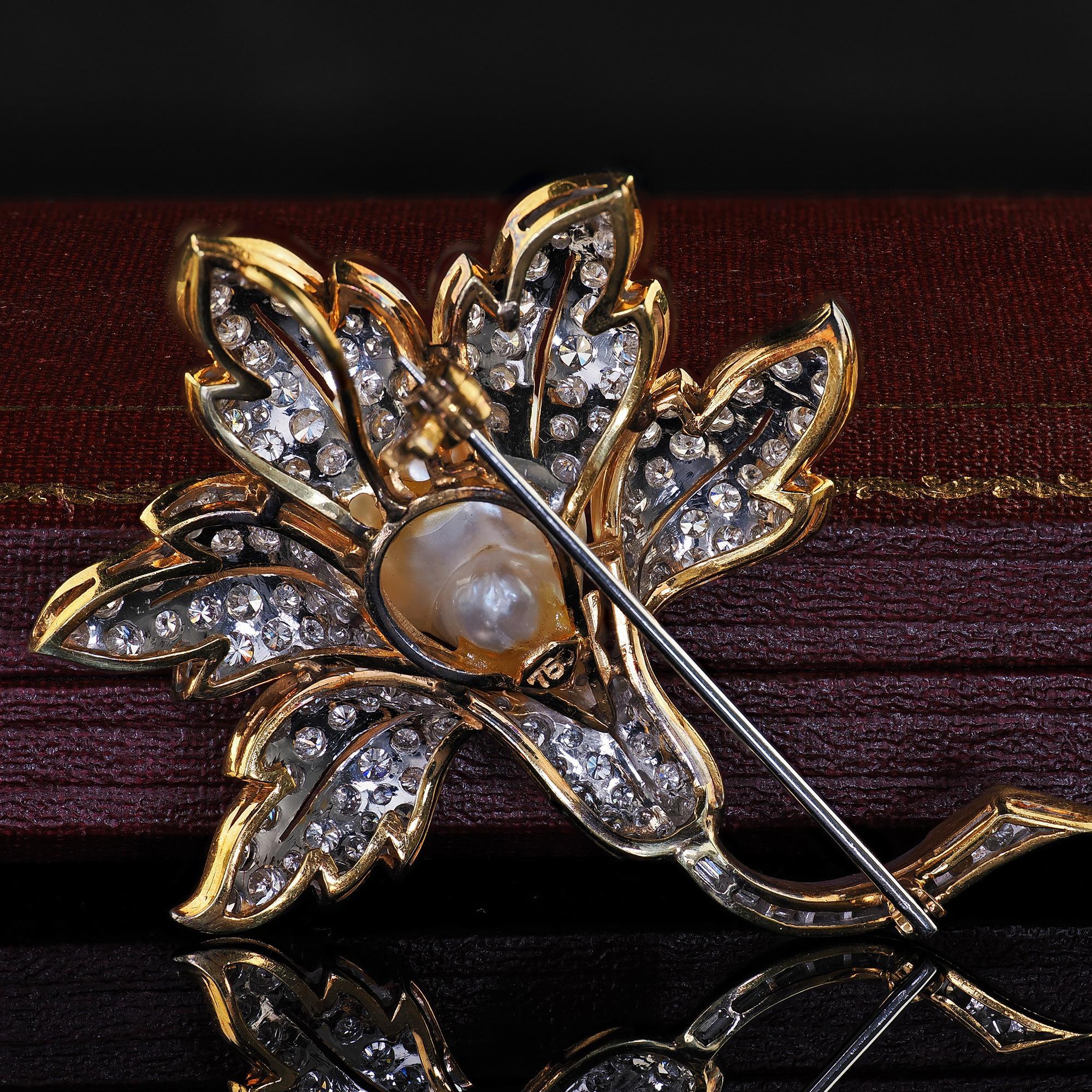 Taglio rotondo Spilla e ciondolo retrò d'epoca in oro bicolore con diamante e perla in vendita