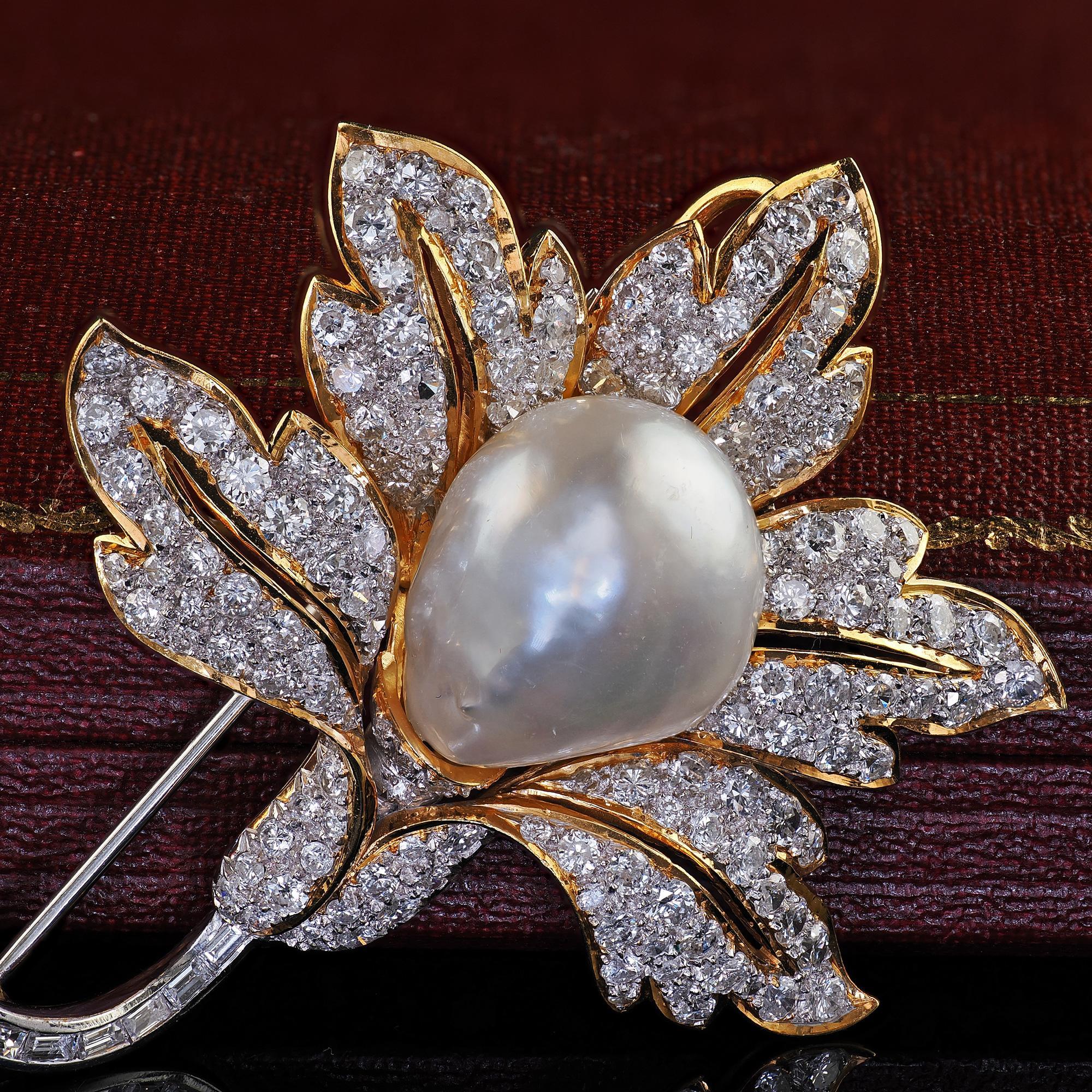 Spilla e ciondolo retrò d'epoca in oro bicolore con diamante e perla In condizioni buone in vendita a Great Neck, NY