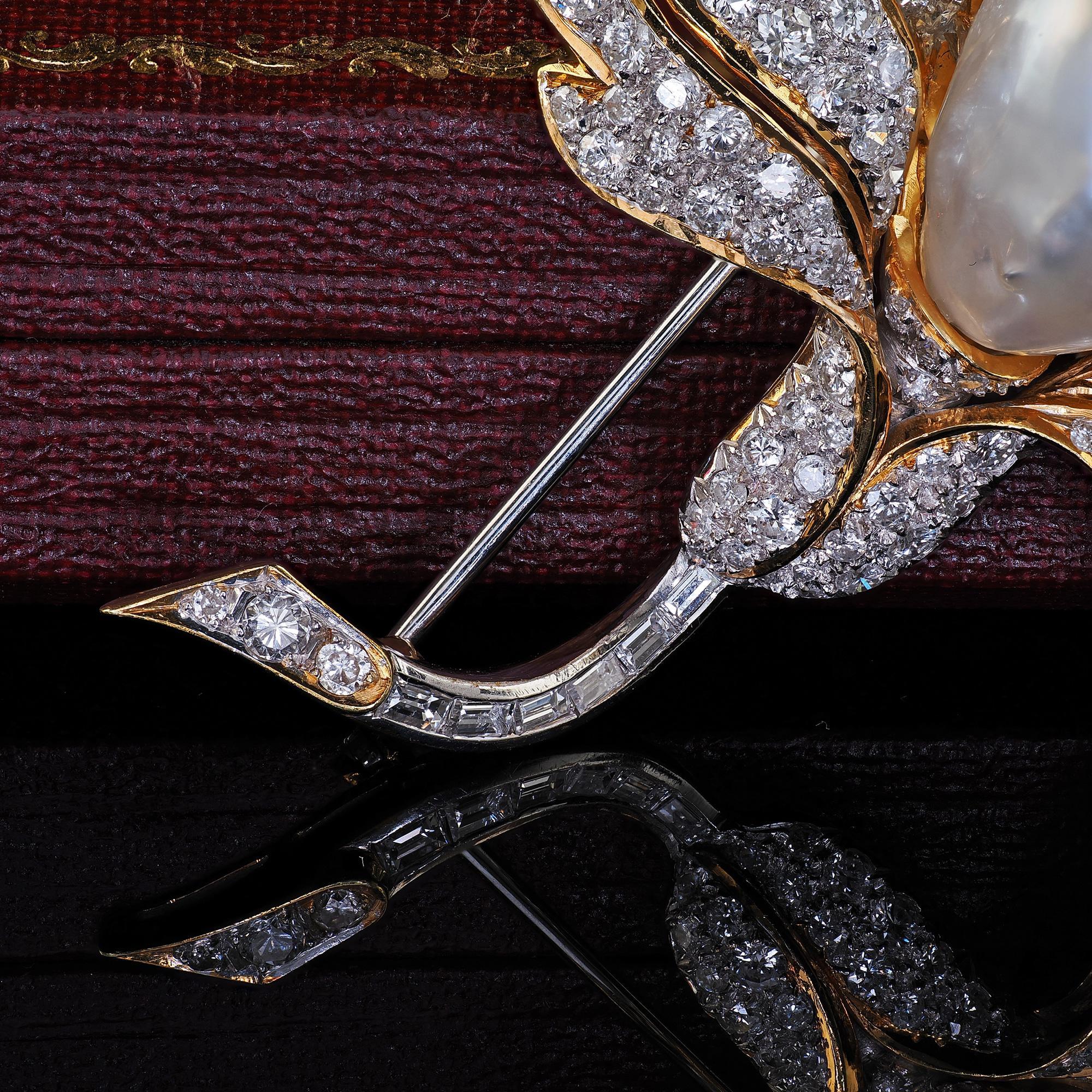 Donna Spilla e ciondolo retrò d'epoca in oro bicolore con diamante e perla in vendita