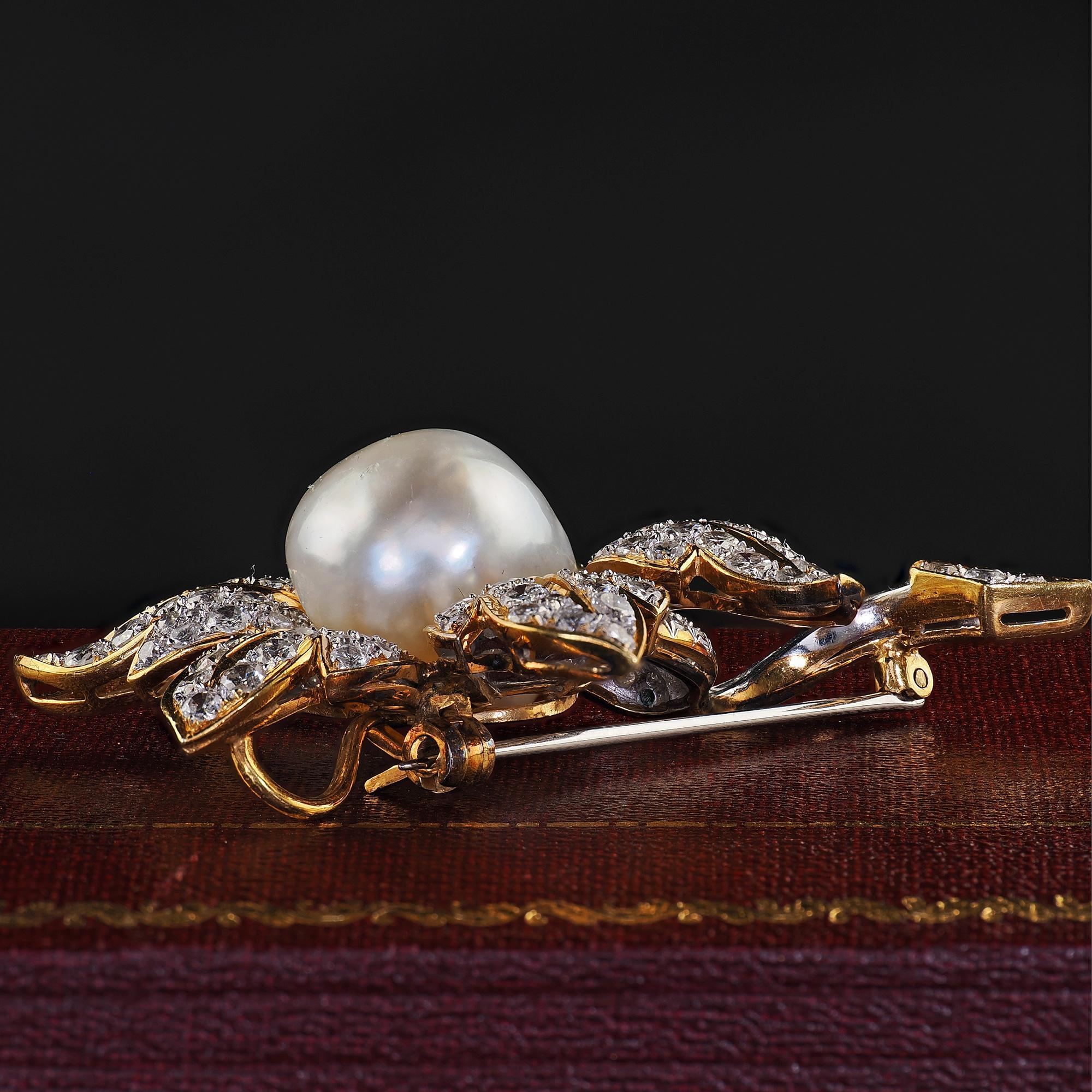 Spilla e ciondolo retrò d'epoca in oro bicolore con diamante e perla in vendita 1