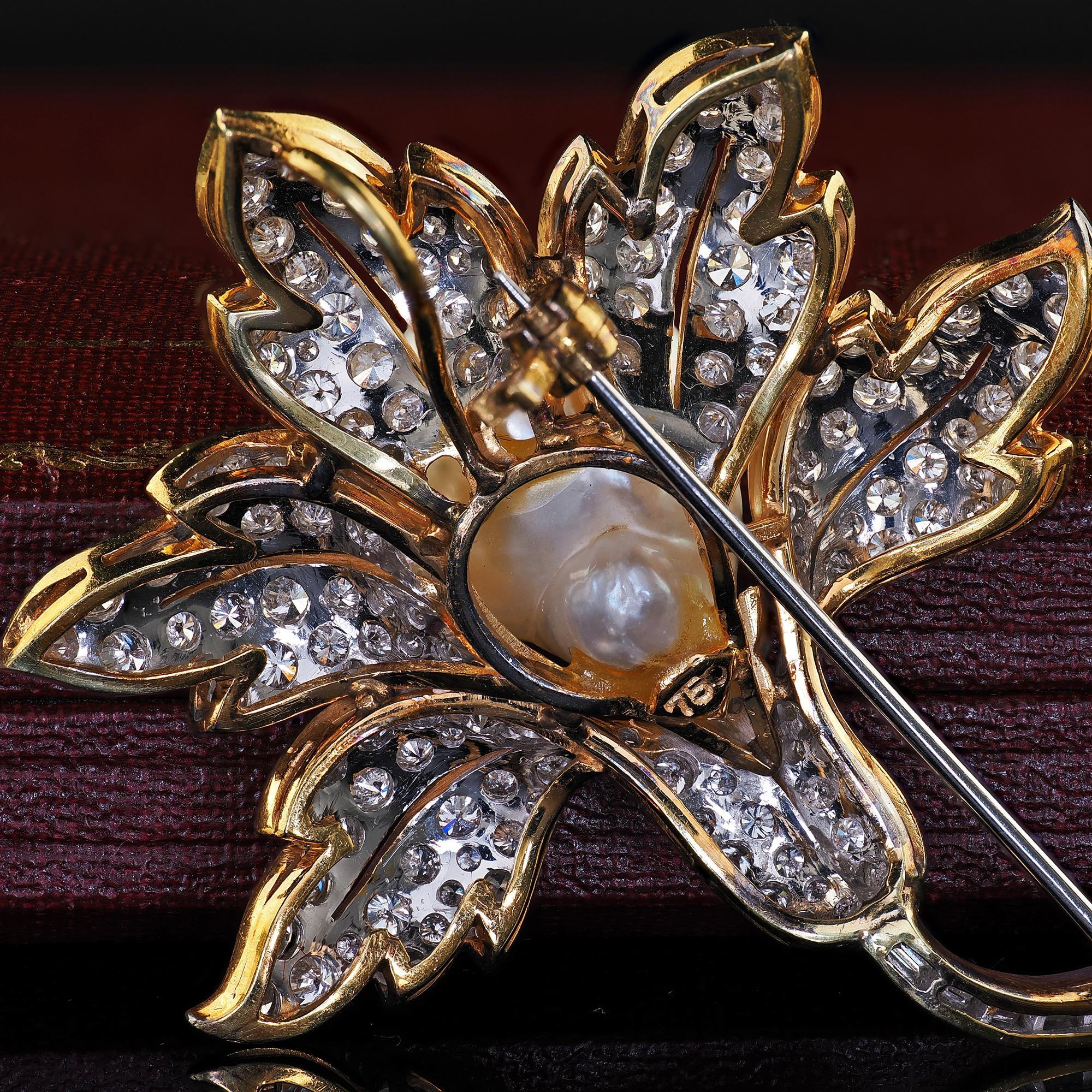 Spilla e ciondolo retrò d'epoca in oro bicolore con diamante e perla in vendita 2