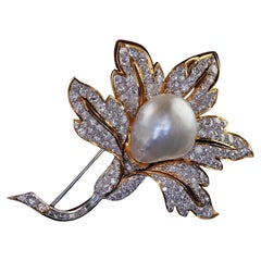 Alfiler y colgante vintage retro de oro de 18 quilates de dos tonos con diamantes y perlas en forma de hoja
