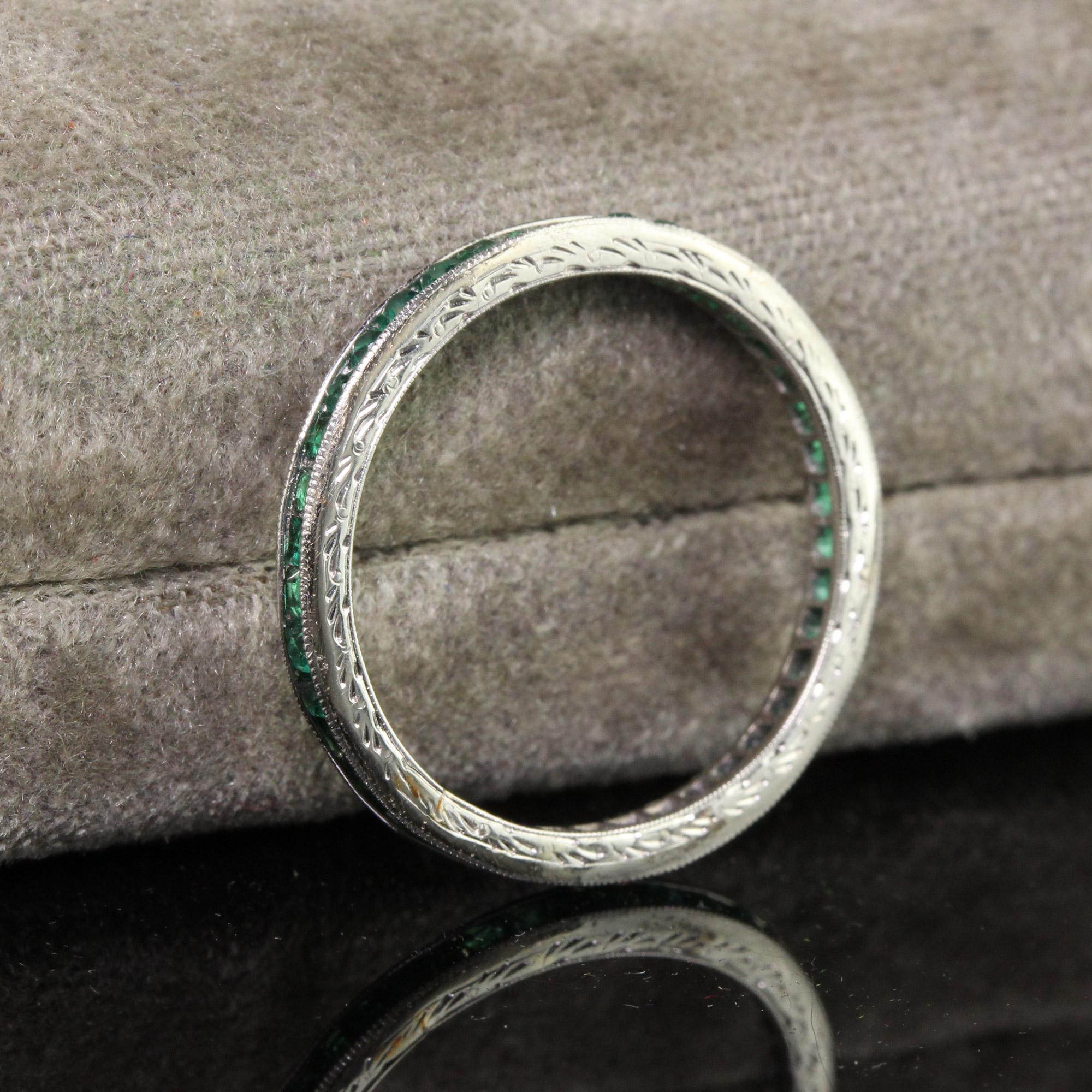 Vintage Retro 18K White Gold Square Cut Emerald Engraved Eternity Band - Size 6  In Good Condition In Great Neck, NY