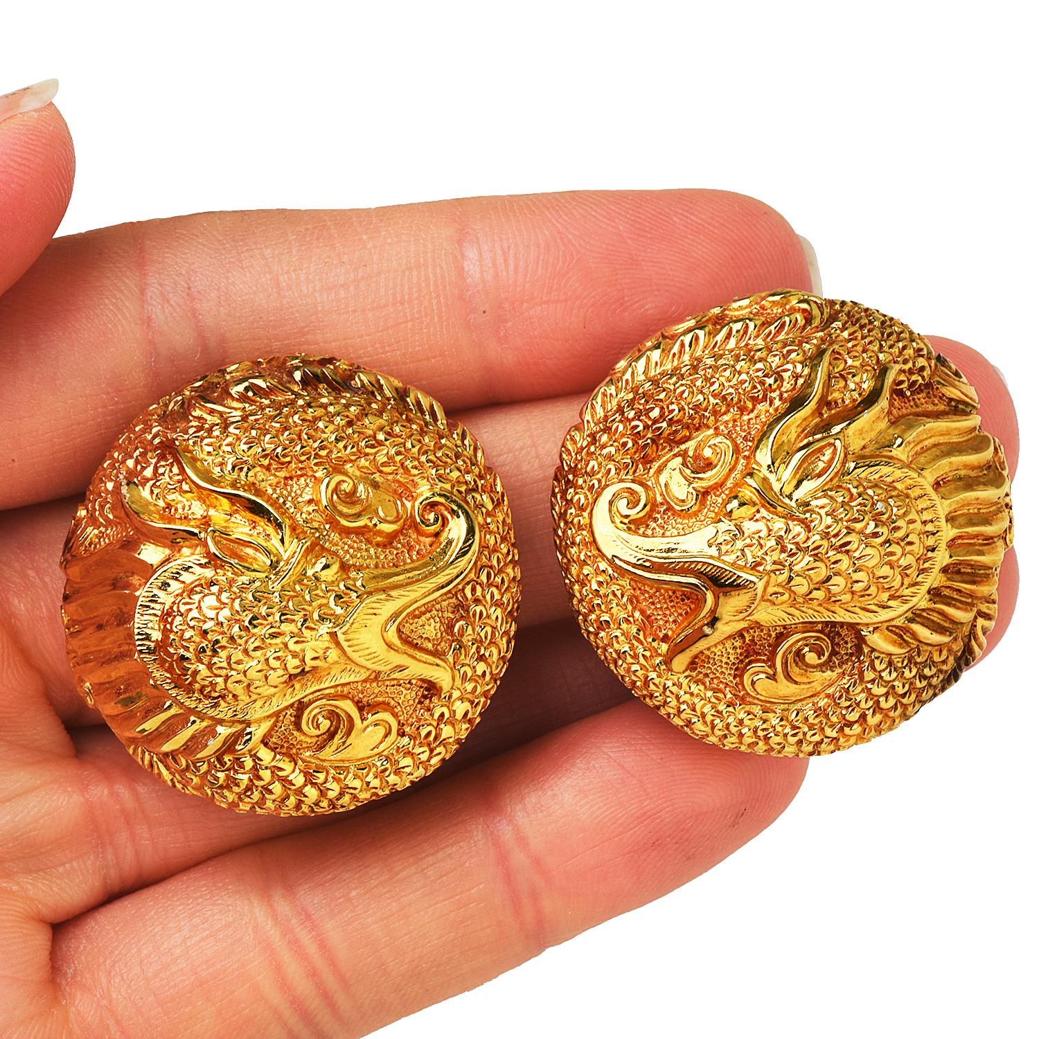 Women's Vintage Retro 18K Yellow Gold Asian Dragon Round Clip on Earrings For Sale