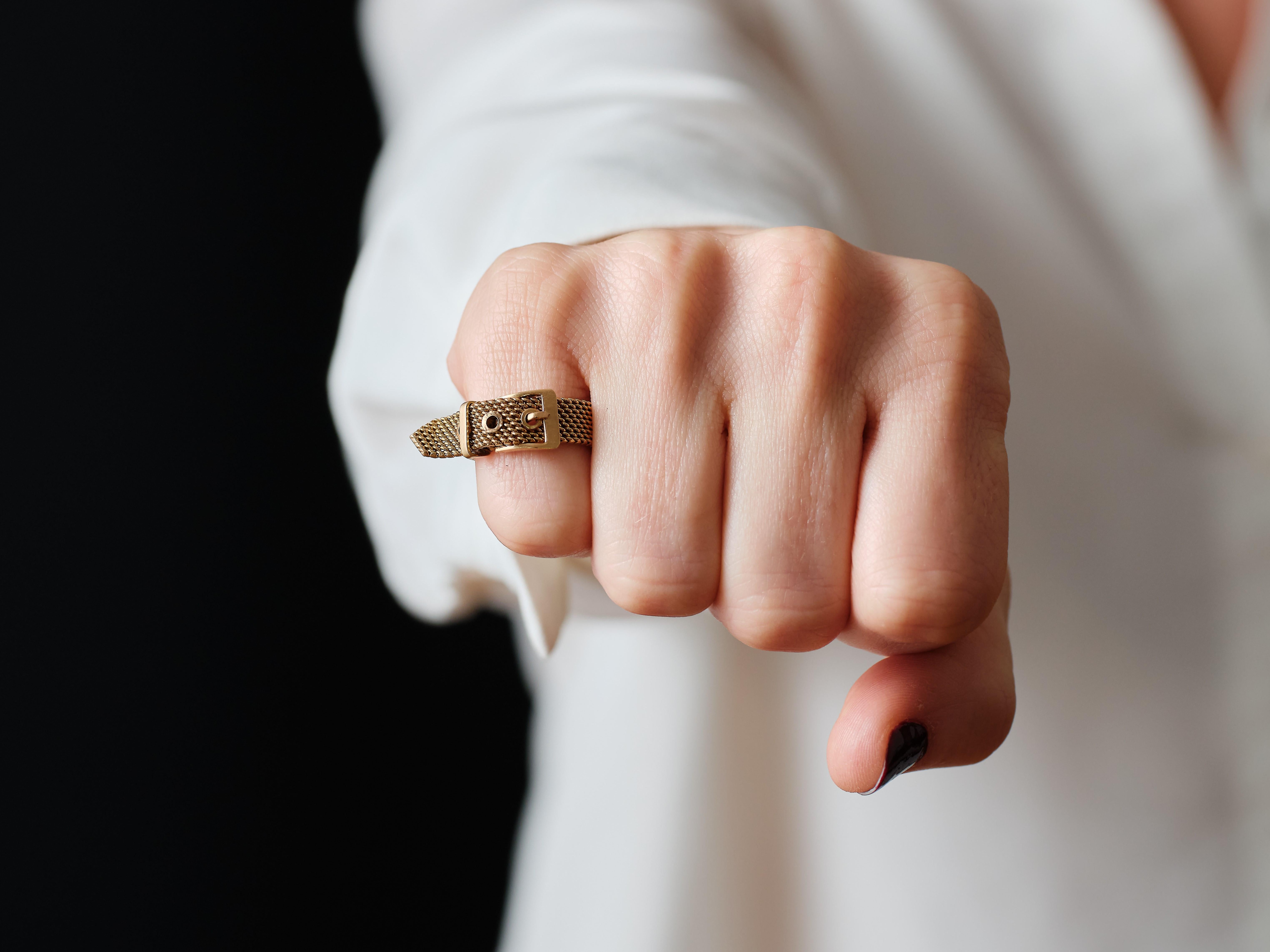 Vintage Retro 18K Gelbgold Mesh Flexible Buckle Ring. 

Diese schöne Schnalle Ring ist in sehr gutem Zustand und ist glatt und flexibel. Das flexible MATERIAL fühlt sich angenehm am Finger an und lässt sich leicht mit Ihren anderen Lieblingsringen
