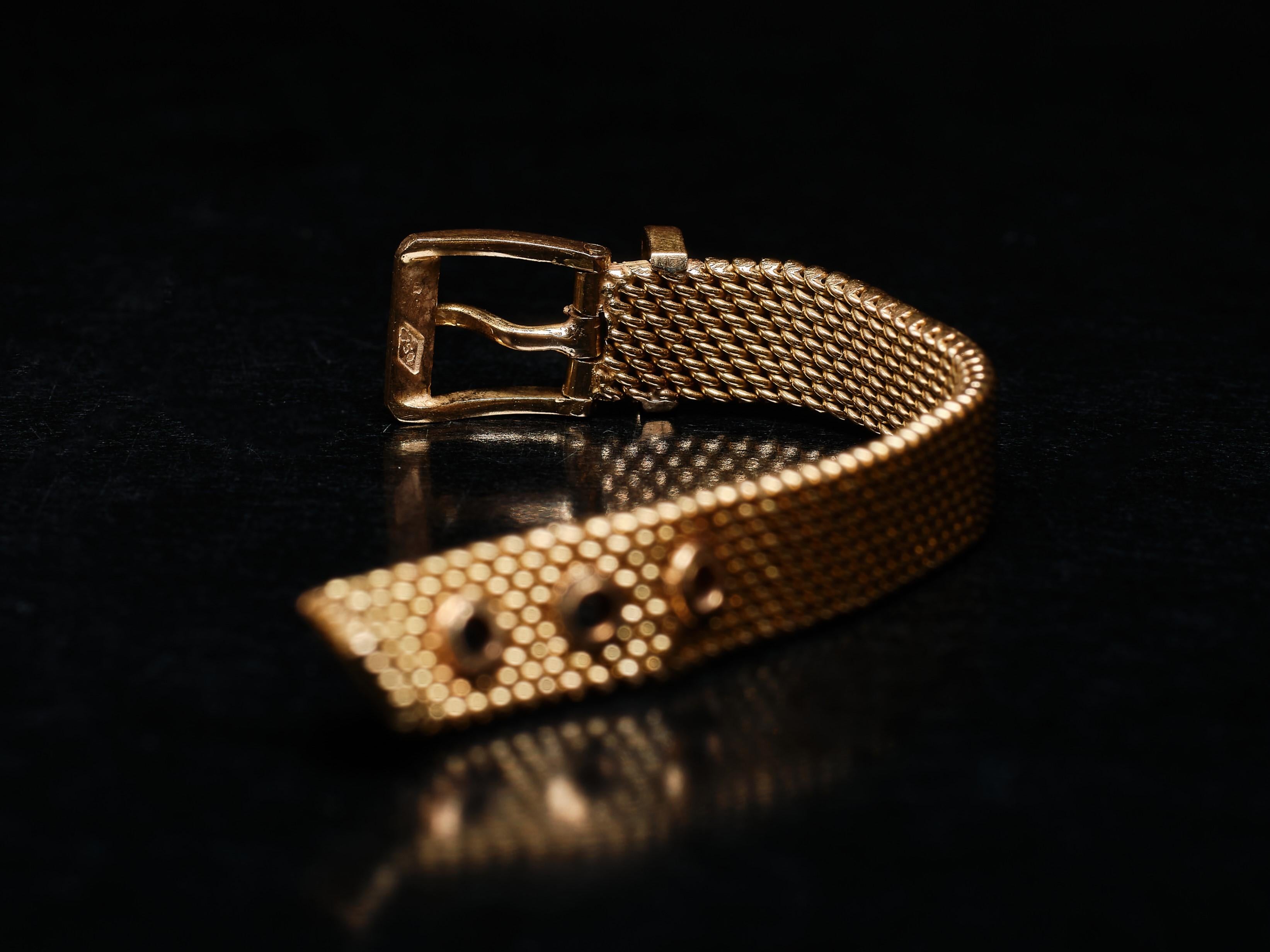 Vintage Retro 18K Yellow Gold Mesh Flexible Buckle Ring.  In Good Condition In Malmö, SE