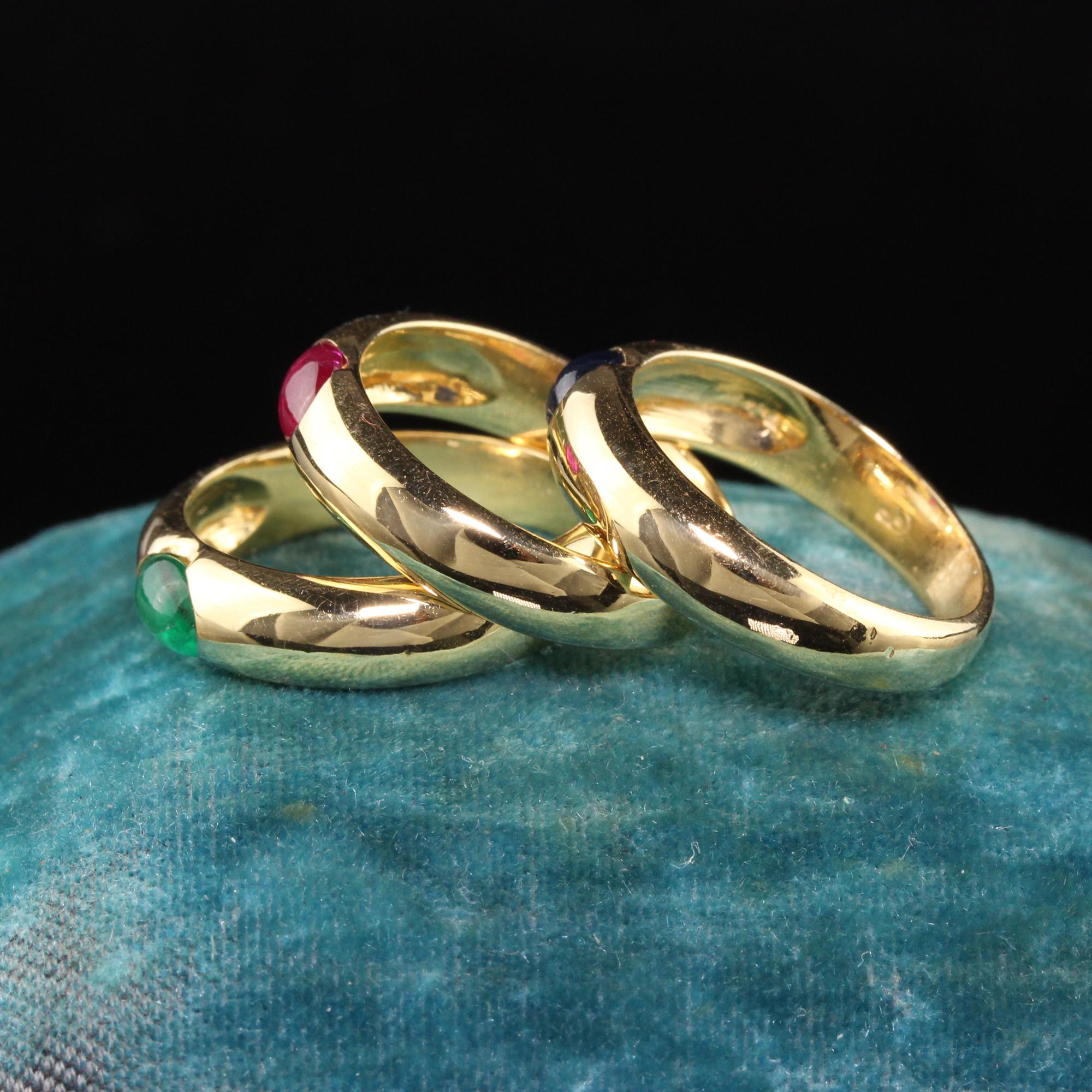 Schöne Vintage Retro 18K Gelbgold Rubin Smaragd Saphir Gypsy Ring Set. Dieses erstaunliche dreifache Ring-Set hat einen Cabochon Smaragd, Saphir und Rubin in der Mitte jedes Rings. Sie sind in gutem Zustand.

Artikel #R0897

Metall: 18K