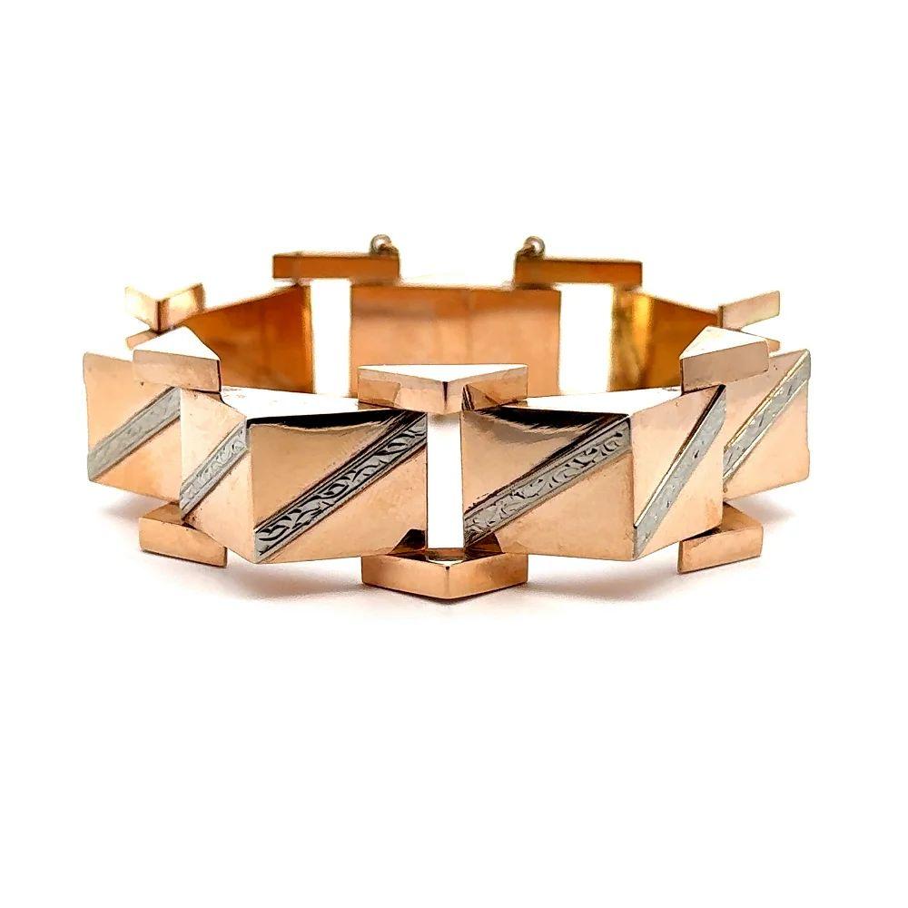 Tout simplement magnifique ! Elegant et finement détaillé Vintage Oscar Worthy Retro Engraved Pyramid Wide Link Gold Statement Bracelet. Fabriqué à la main en or rose et en or blanc 14K bicolores. Mesurant environ 7,5