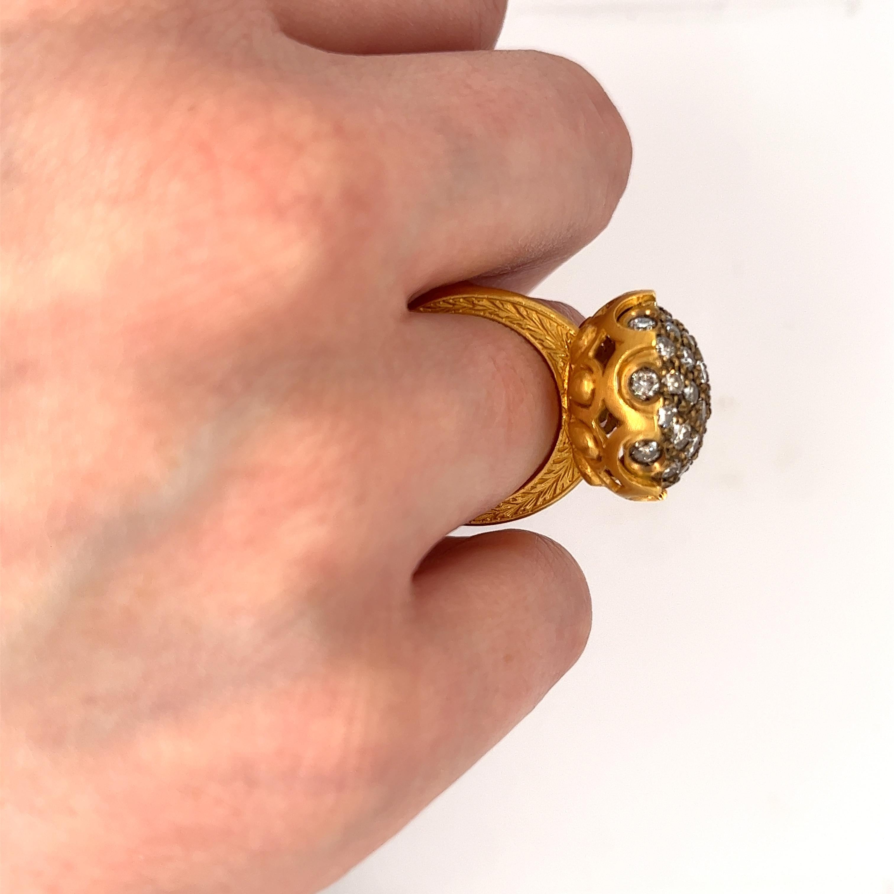 Vintage Retro 22k Carved Yellow Gold and Round Ball Diamond Cluster Ring  In Excellent Condition For Sale In Miami, FL
