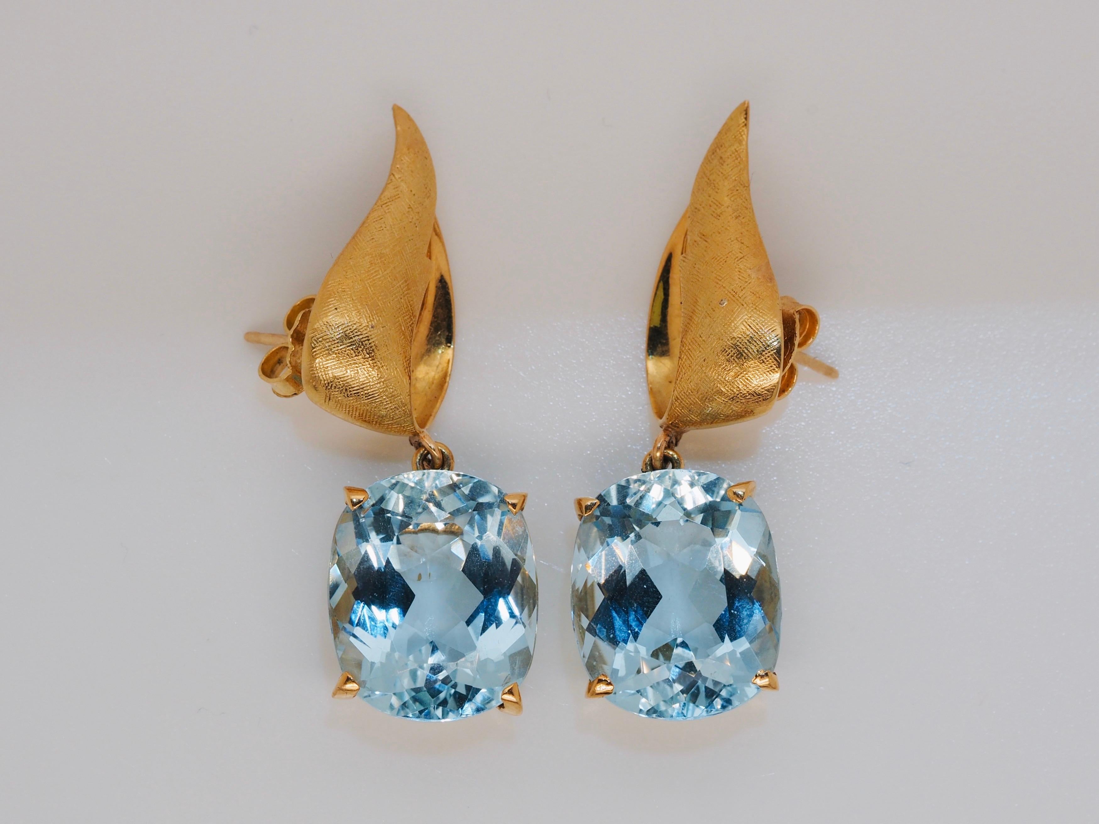 These incredible Vintage- Retro large aquamarine dangle earrings are exquisite and date back to the 1940's. The natural oval aquamarines weigh 28.00 carats total and measure 17.7 x 14.8 x 9.00 MM each. The aquamarines are set in 14 karat yellow