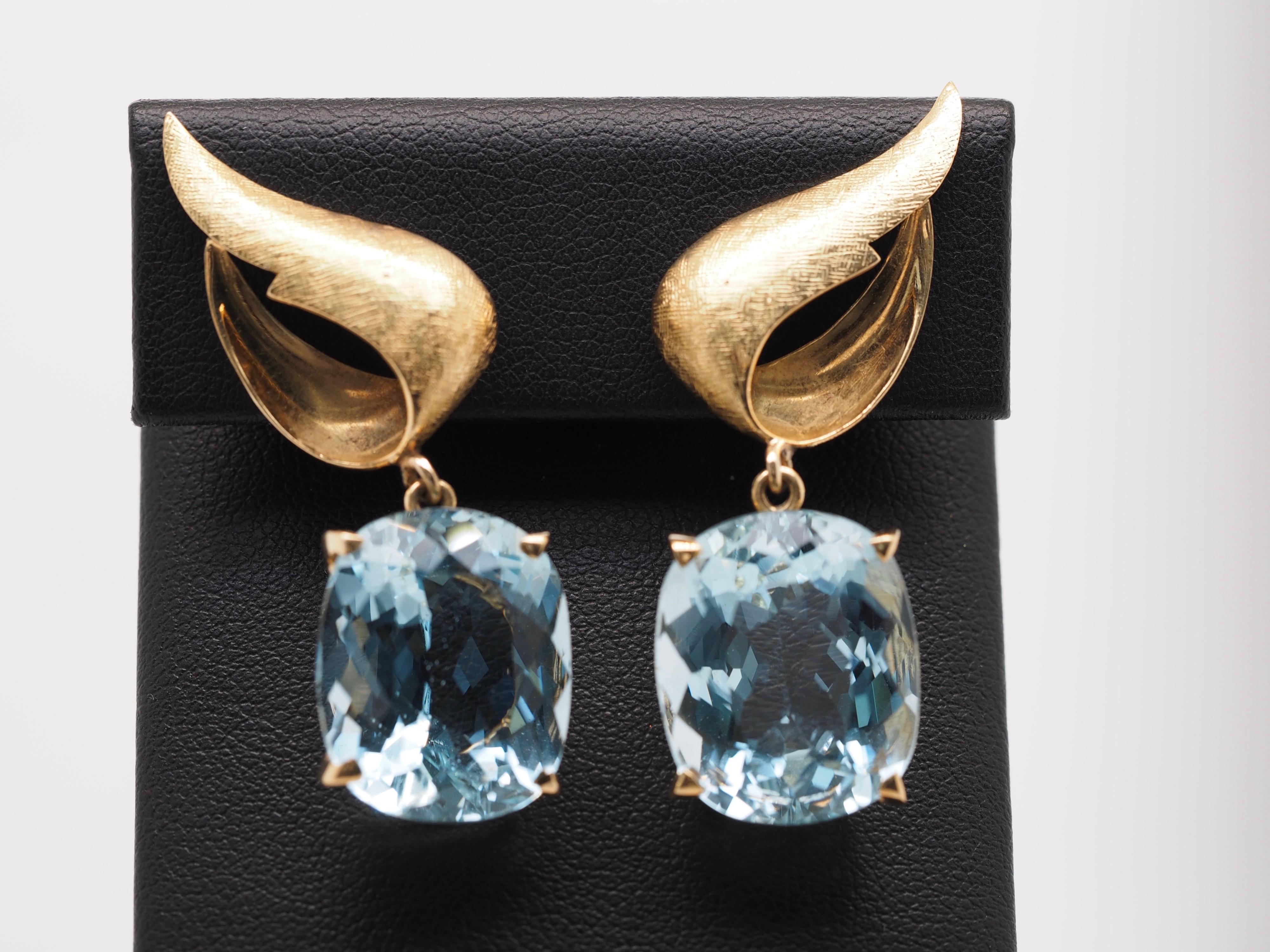 Oval Cut Vintage-Retro Aquamarine 14 Karat Feathered Dangle Earrings, circa 1940s For Sale