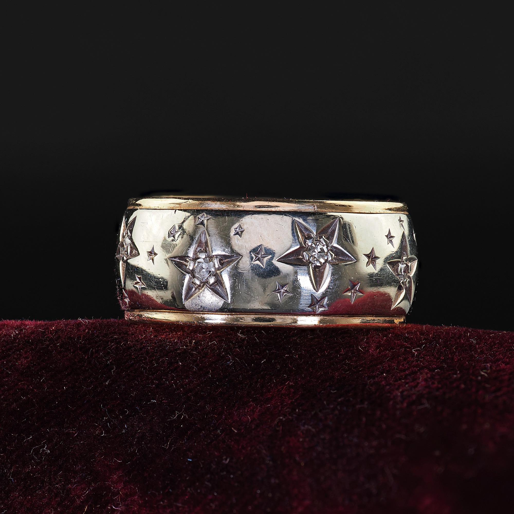Preciosa alianza de boda ancha Vintage Retro Art Carved de 14 quilates y dos tonos, con diamantes, tamaño 7. Esta increíble alianza de diamantes Retro está tallada en oro amarillo y blanco de 14 quilates. El anillo presenta diamantes engastados en