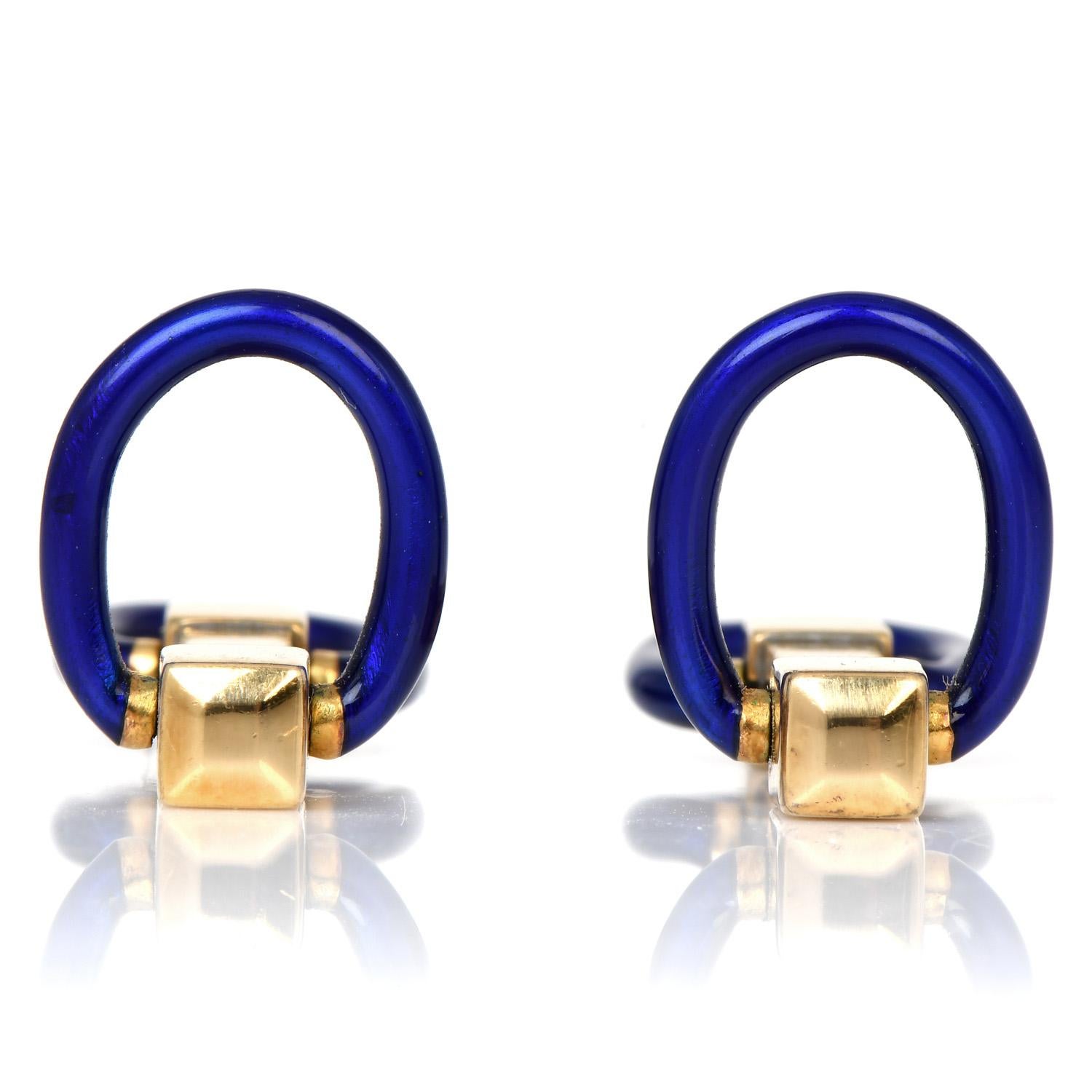 A Touch of color and elegance in these circa 1960s cufflinks. 

It is decorated by Four Oval designs, covered in a royal blue enamel.

The ovals are displayed on either side of the cufflinks and move to lock the pieces in place.

 Weight: 10.0