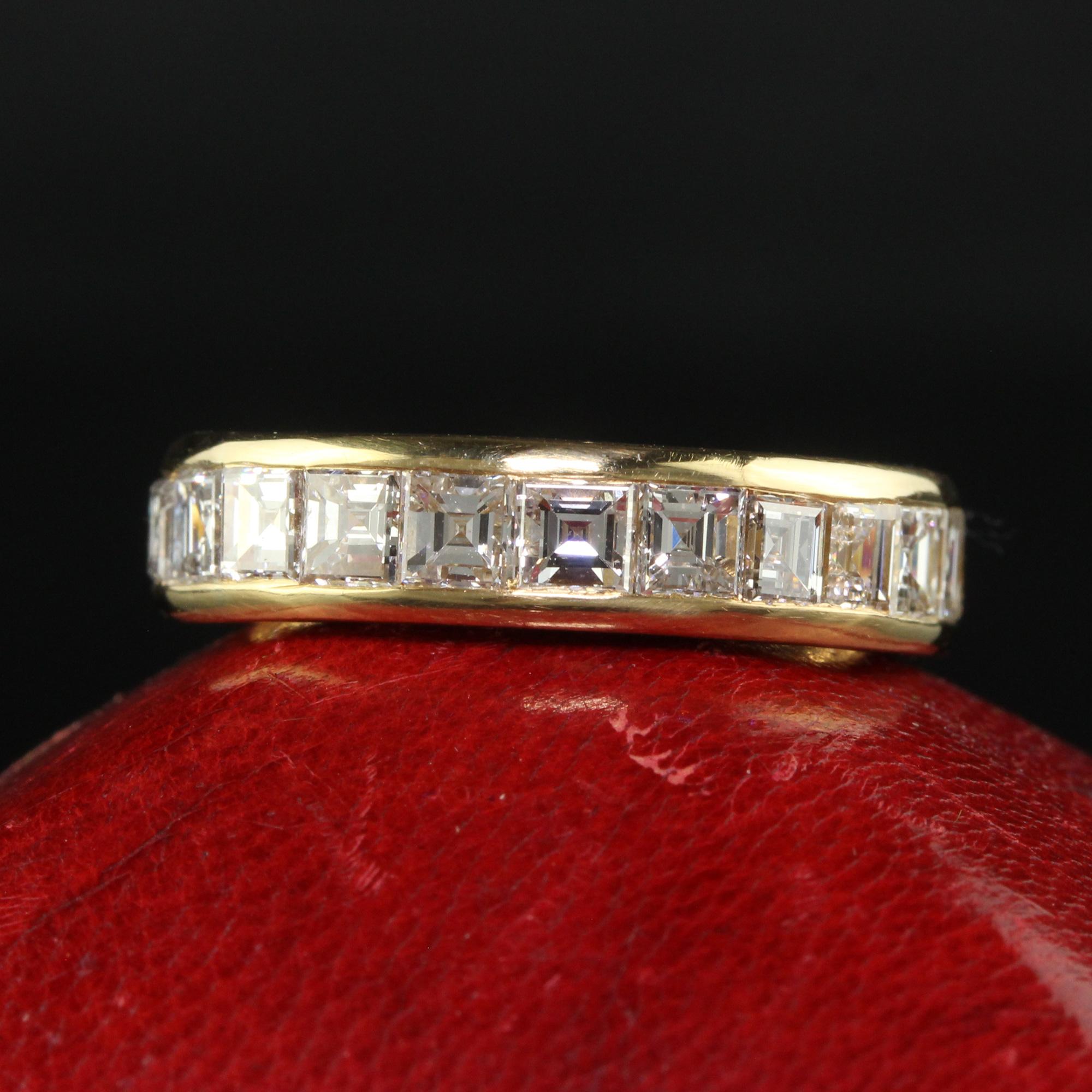 Schöne Vintage Retro Cartier 18K Gelbgold Carre Cut Diamond Eternity Band. Dieser unglaubliche Retro Cartier Carre-Schliff Ewigkeitsring ist in 18k Gelbgold gefertigt. Dieser wunderschöne Ring ist mit stufenförmig geschliffenen Diamanten besetzt,