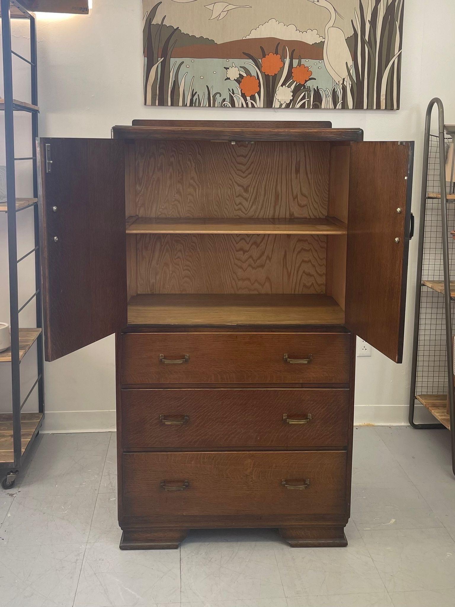 Vintage Retro Dovetailed Dresser With Original Hardware. For Sale 3