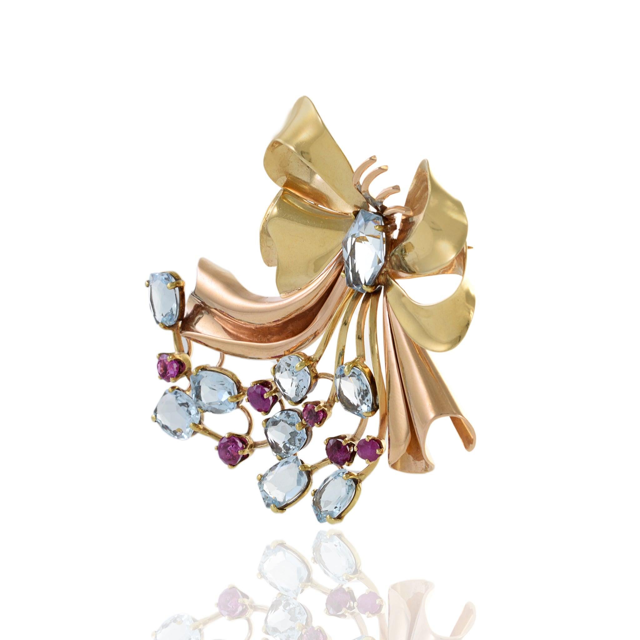 Vintage Retro Era 14KT Yellow Gold Aquamarine And Ruby Ribbon Pin In Excellent Condition For Sale In New York, NY